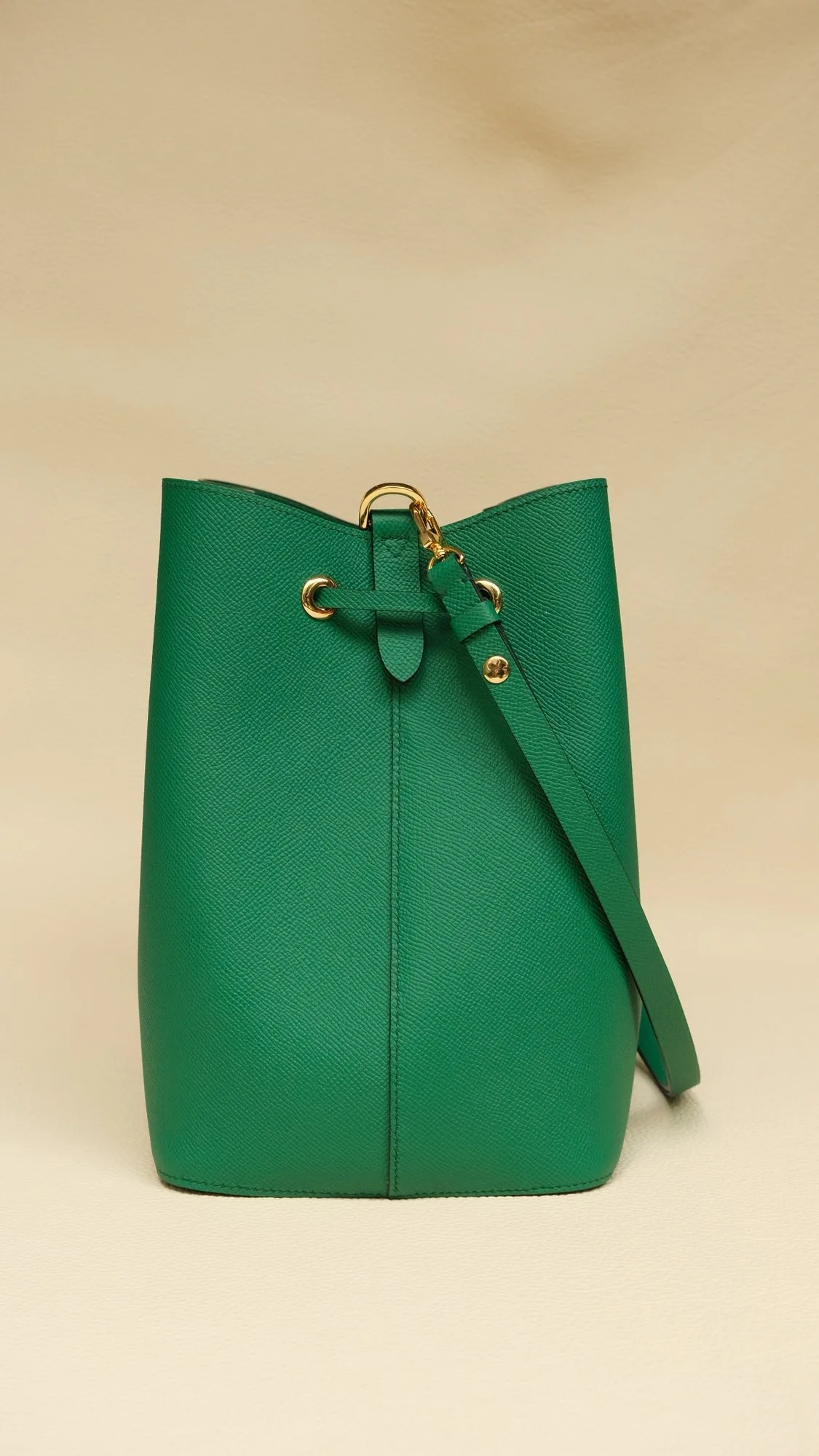 Ảnh Studio Túi bucket da Epsom màu xanh lá dây rút quai đeo - Koi Leather
