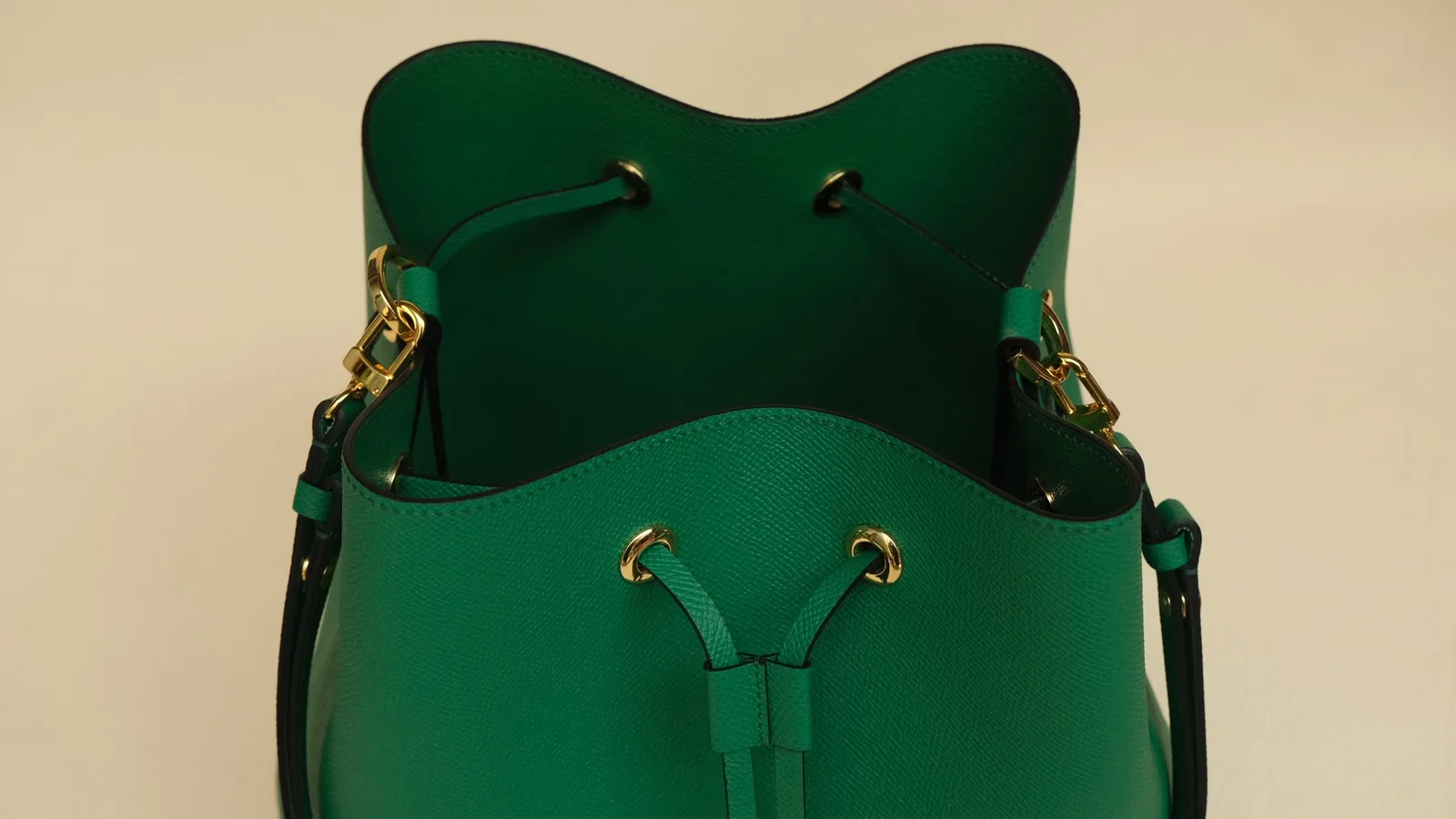 Ảnh Studio Túi bucket da Epsom màu xanh lá dây rút quai đeo - Koi Leather