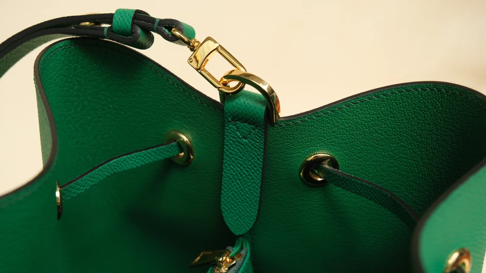 Ảnh Studio Túi bucket da Epsom màu xanh lá dây rút quai đeo - Koi Leather
