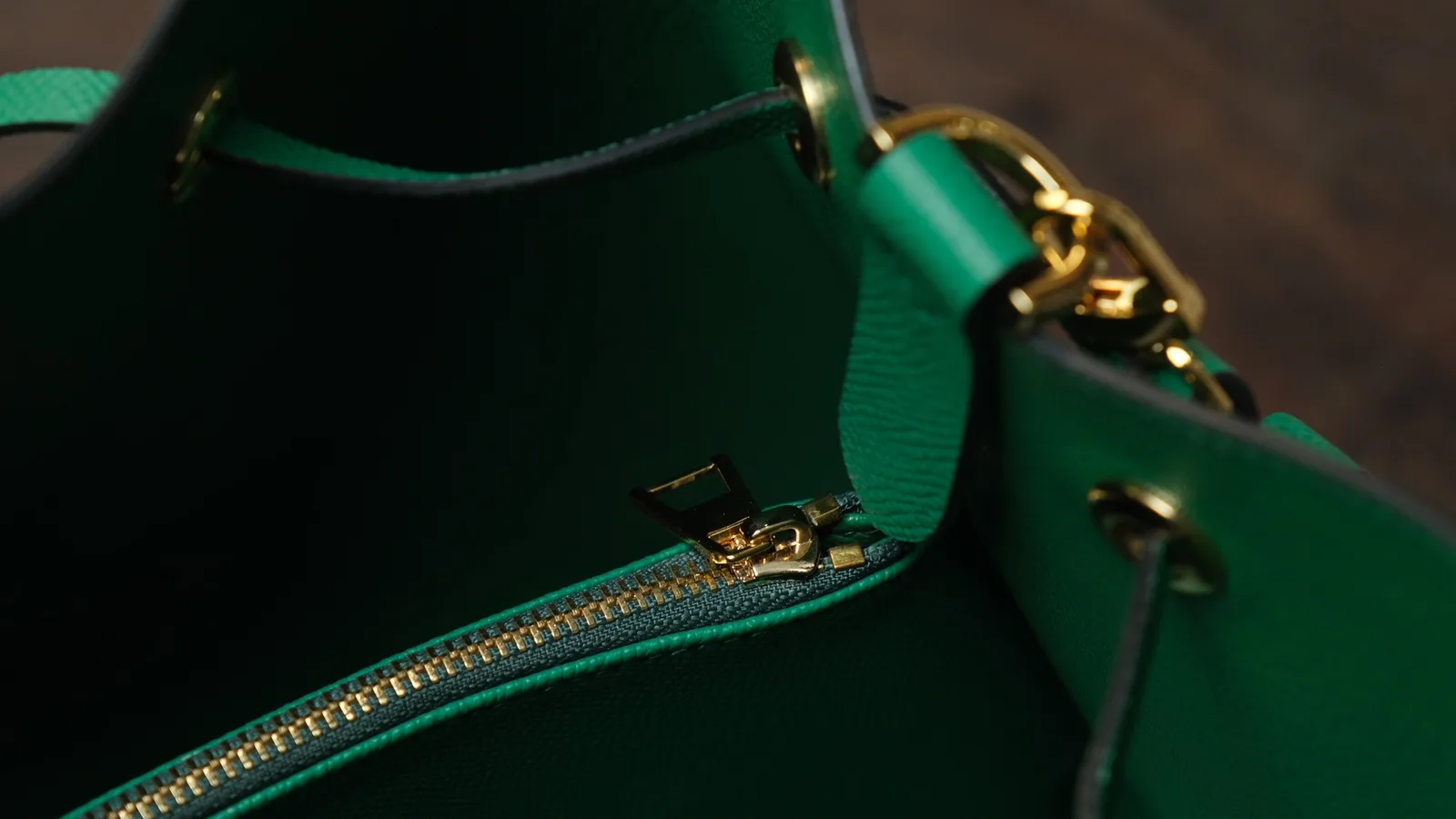 Ảnh Studio Túi bucket da Epsom màu xanh lá dây rút quai đeo - Koi Leather