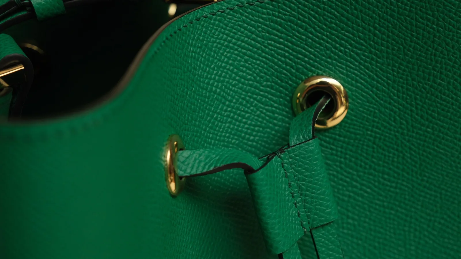 Ảnh Studio Túi bucket da Epsom màu xanh lá dây rút quai đeo - Koi Leather