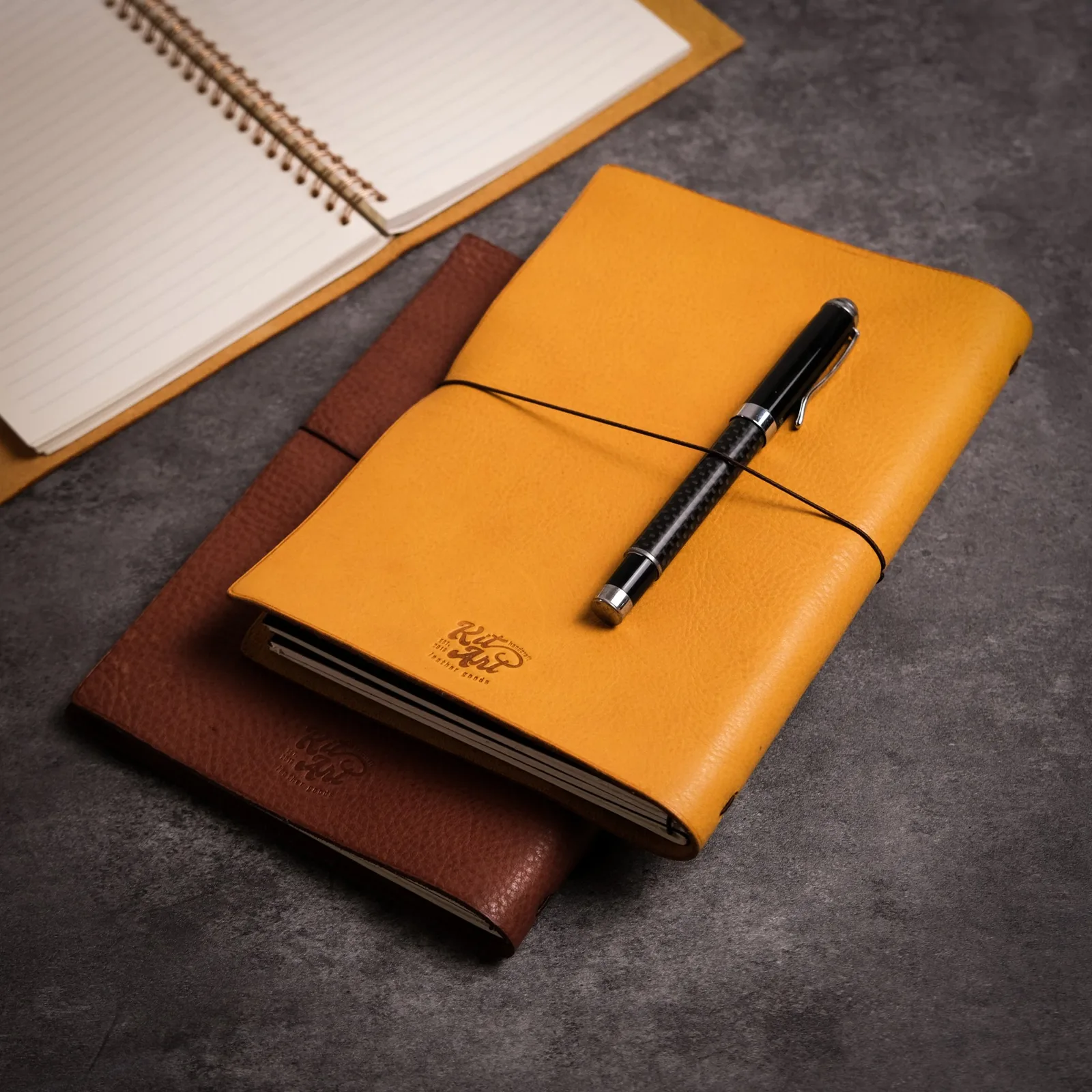 Ảnh Lifestyle Bìa sổ tay da bò vân hạt có dây thun gài - Koi Leather