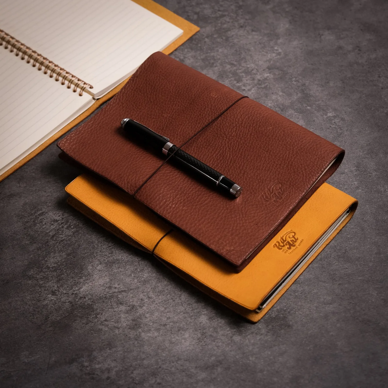 Ảnh Lifestyle Bìa sổ tay da bò vân hạt có dây thun gài - Koi Leather