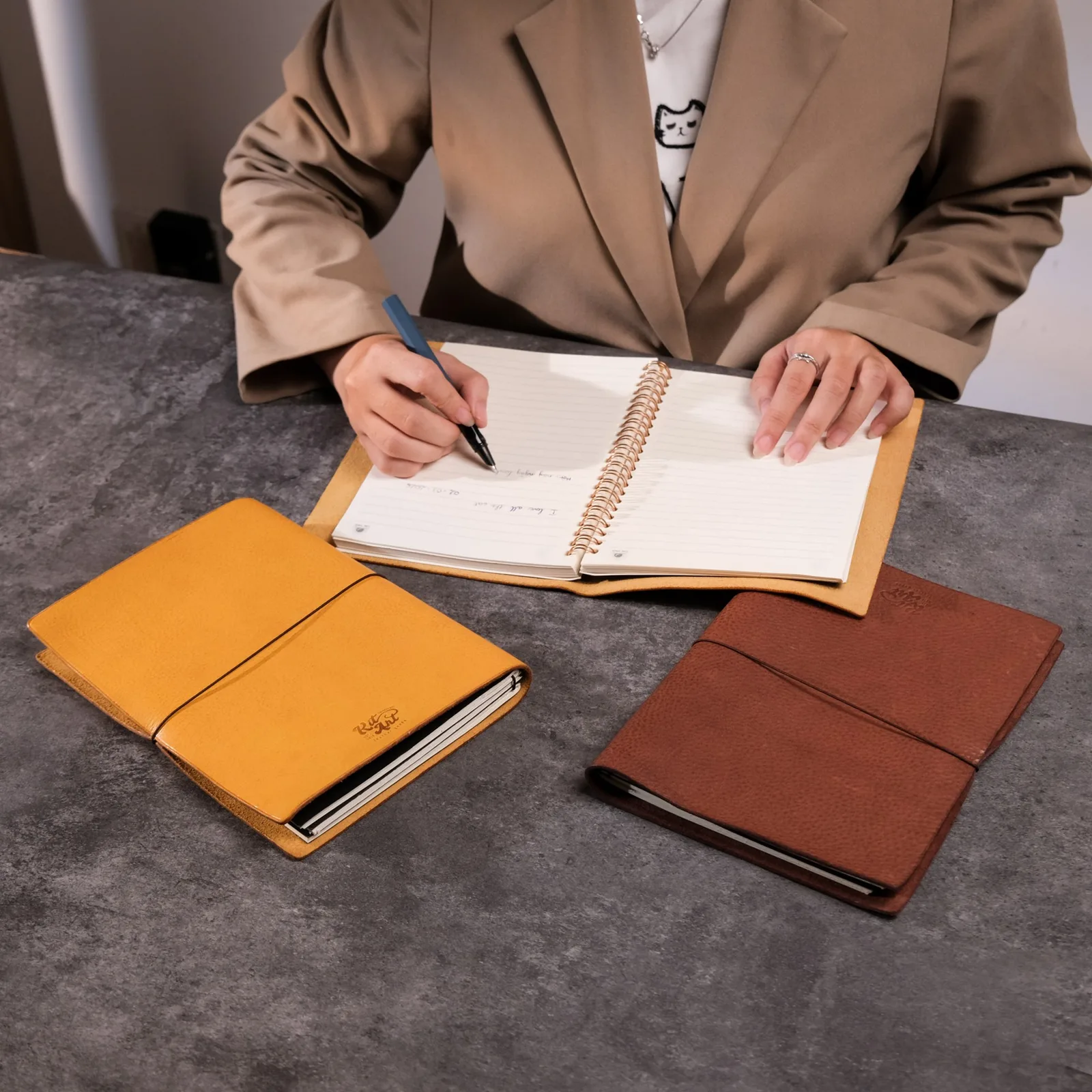 Ảnh Lifestyle Bìa sổ tay da bò vân hạt có dây thun gài - Koi Leather
