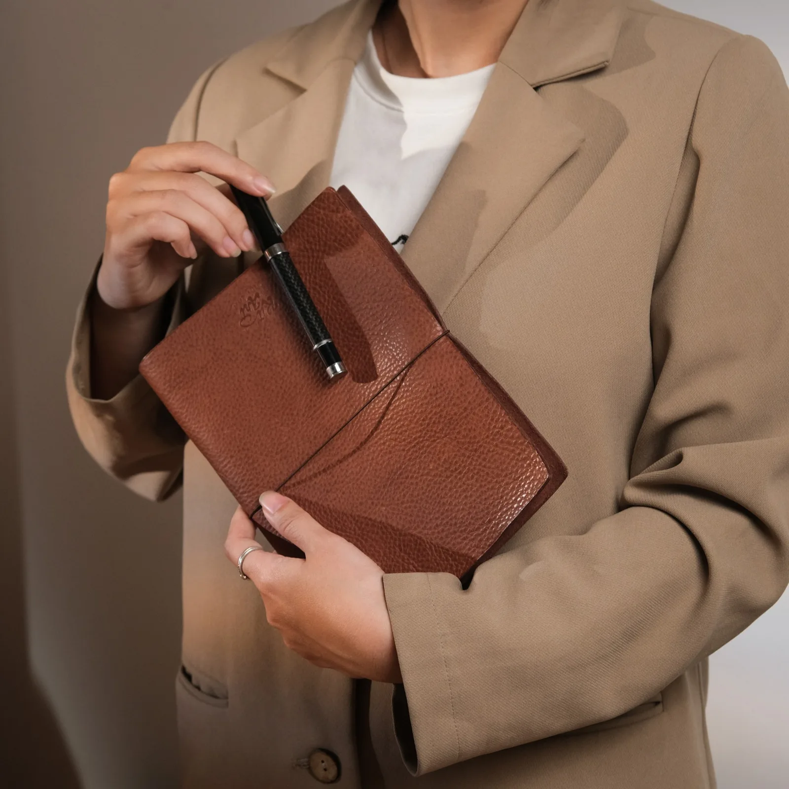 Ảnh Lifestyle Bìa sổ tay da bò vân hạt có dây thun gài - Koi Leather