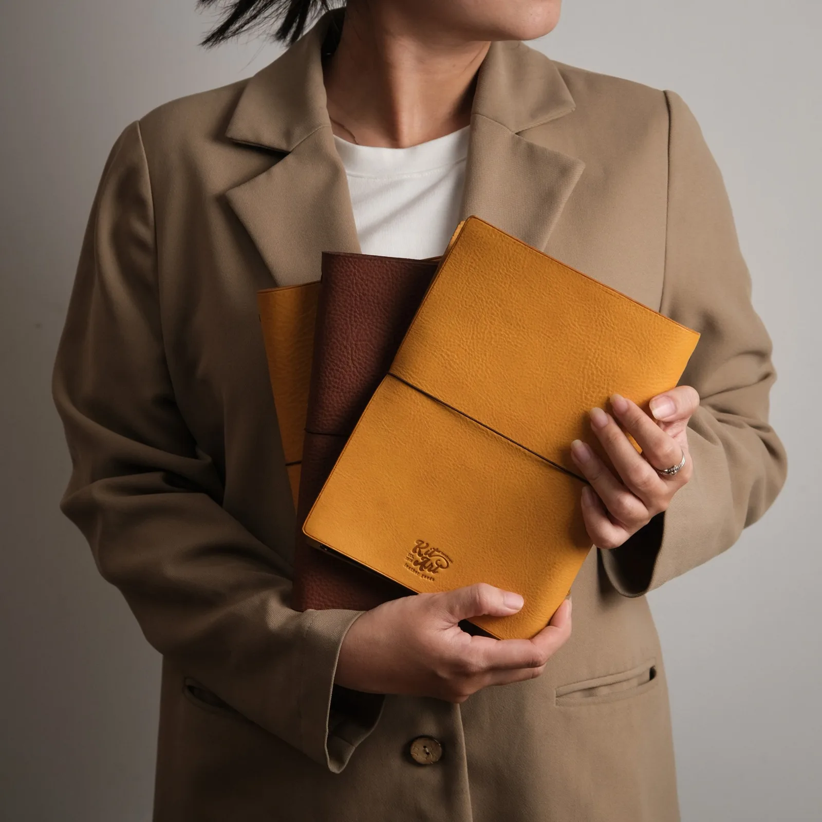 Ảnh Lifestyle Bìa sổ tay da bò vân hạt có dây thun gài - Koi Leather