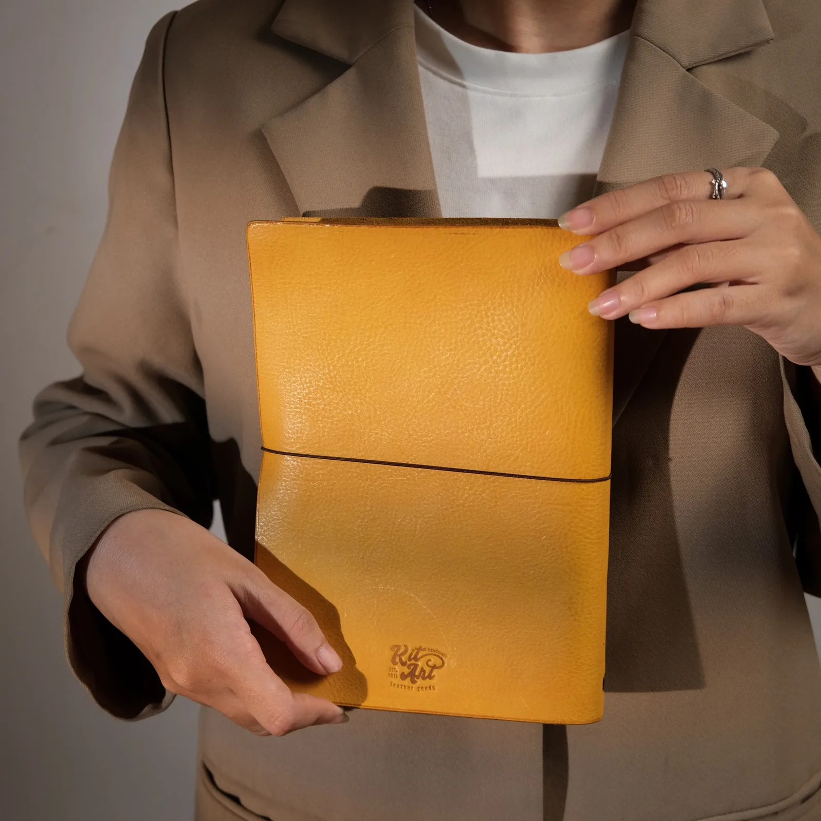 Ảnh Lifestyle Bìa sổ tay da bò vân hạt có dây thun gài - Koi Leather