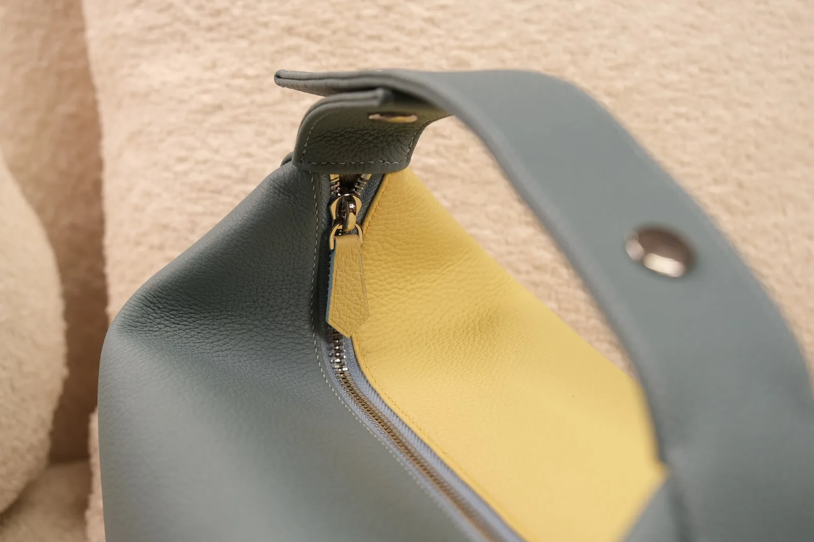 Ảnh Studio Túi xách tay da Togo phối hai màu quai bấm - Koi Leather