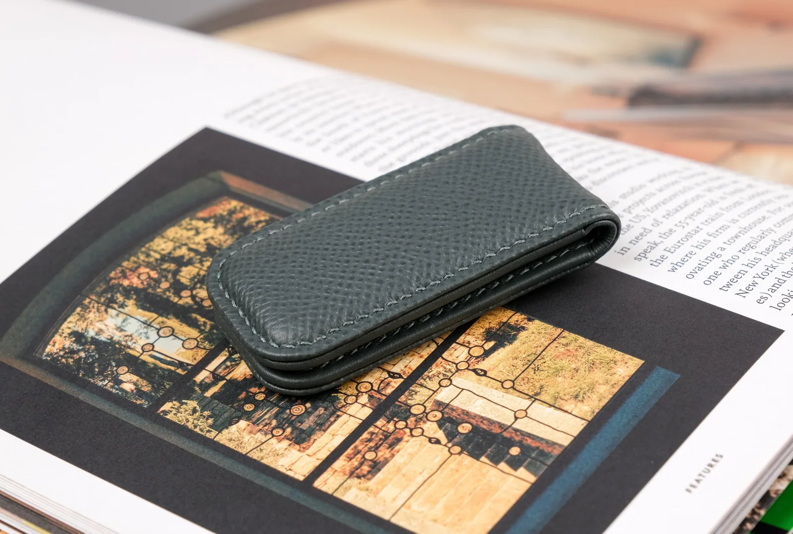 Ảnh Studio Kẹp tiền nam châm da Epsom màu xám - Koi Leather