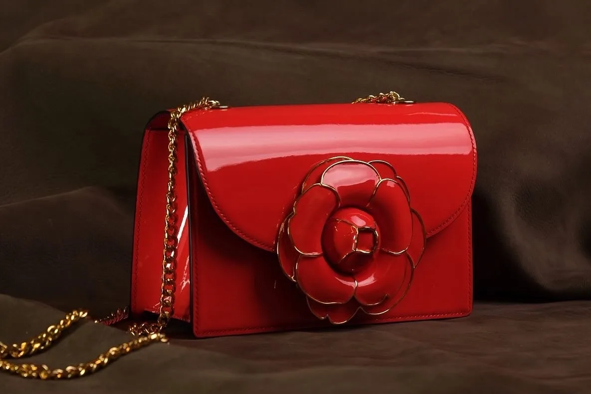 Ảnh Studio Túi Camellia Blooms da Patang đỏ quai xích - Koi Leather