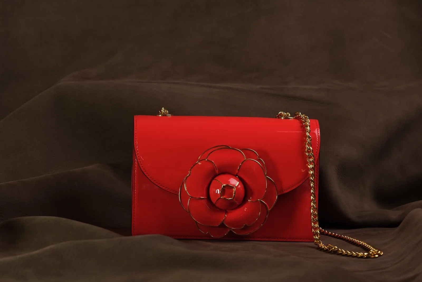 Ảnh Studio Túi Camellia Blooms da Patang đỏ quai xích - Koi Leather