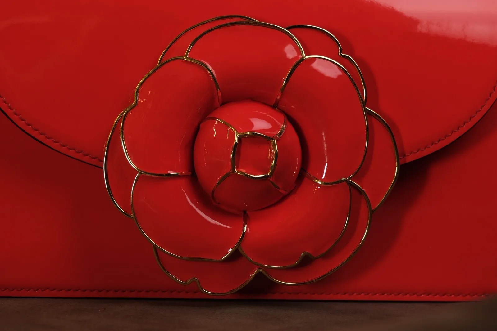 Ảnh Studio Túi Camellia Blooms da Patang đỏ quai xích - Koi Leather