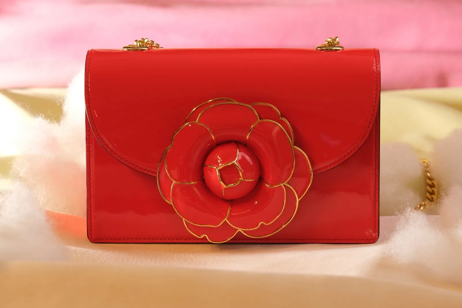 Ảnh Lifestyle Túi Camellia Blooms da Patang đỏ quai xích - Koi Leather