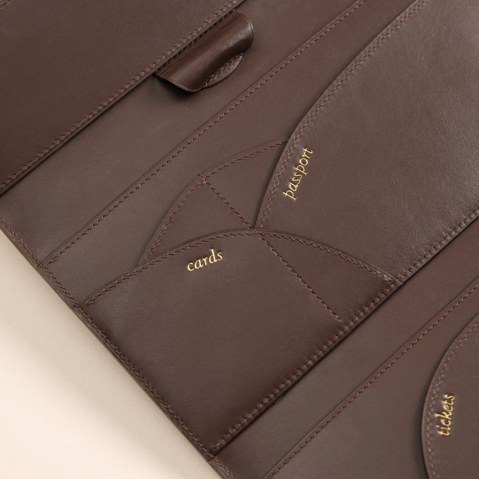 Ảnh Studio Ví dài du lịch da đà điểu màu xám taupe nắp gập - Koi Leather