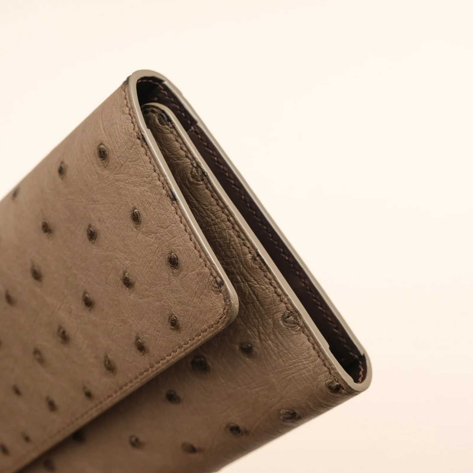 Ảnh Studio Ví dài du lịch da đà điểu màu xám taupe nắp gập - Koi Leather