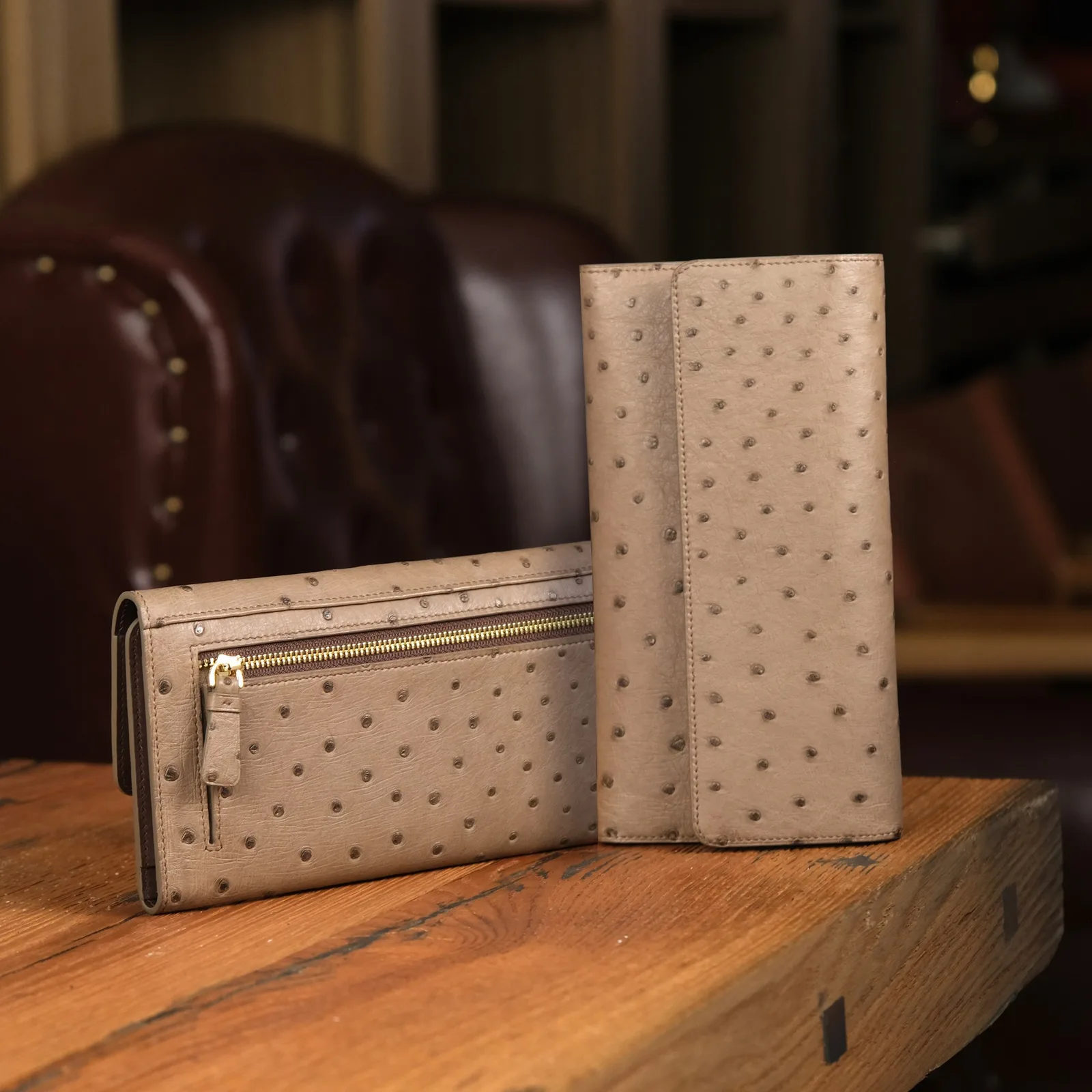 Ảnh Lifestyle Ví dài du lịch da đà điểu màu xám taupe nắp gập - Koi Leather