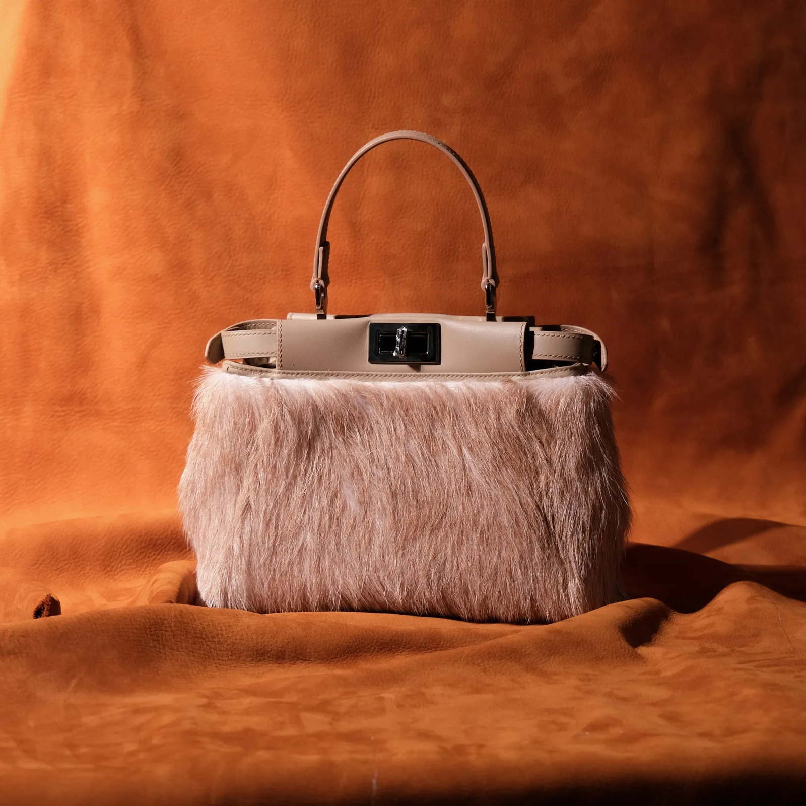 Ảnh Studio Túi xách tay da bò lông màu beige phối da trơn khoá xoay - Koi Leather