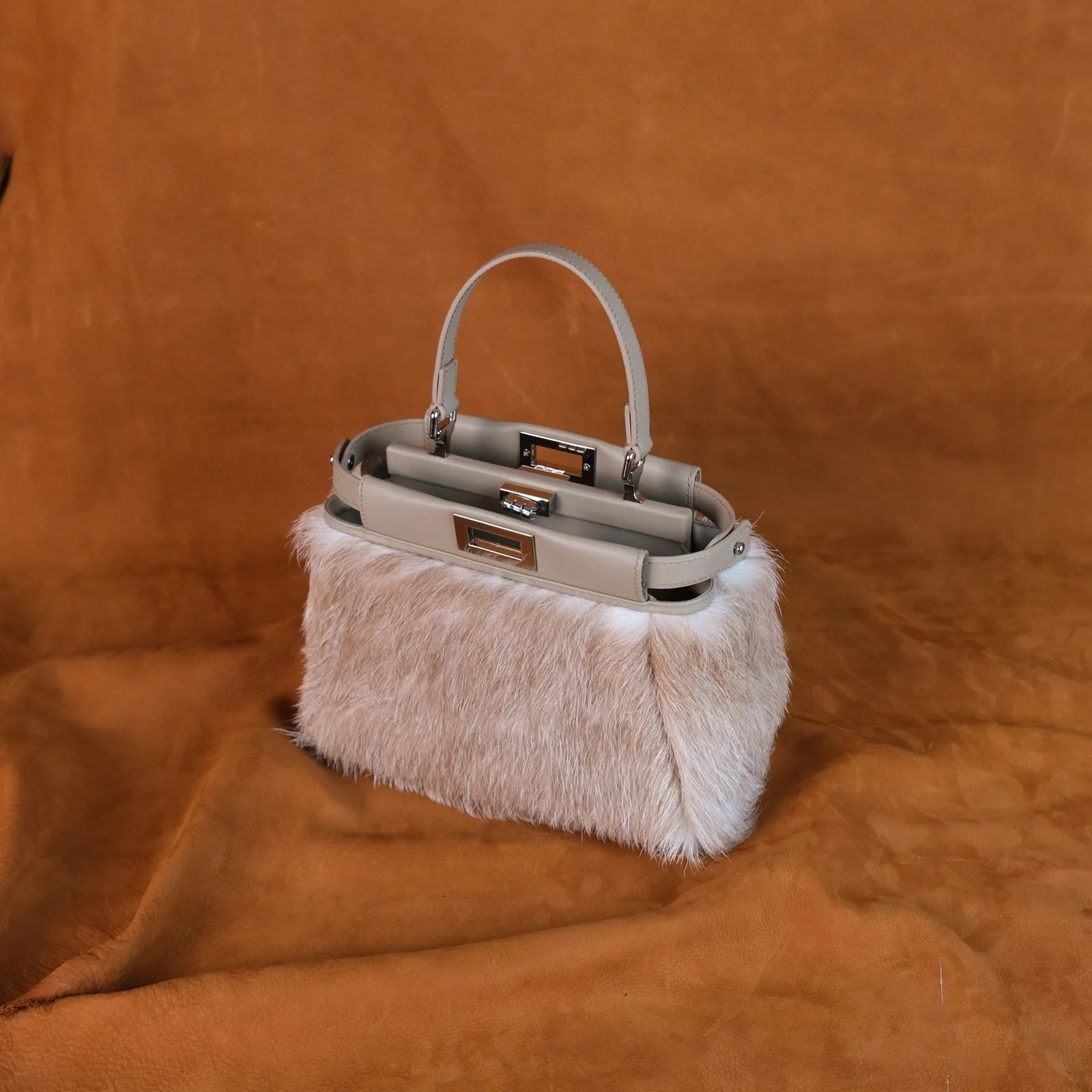 Ảnh Studio Túi xách tay da bò lông màu beige phối da trơn khoá xoay - Koi Leather