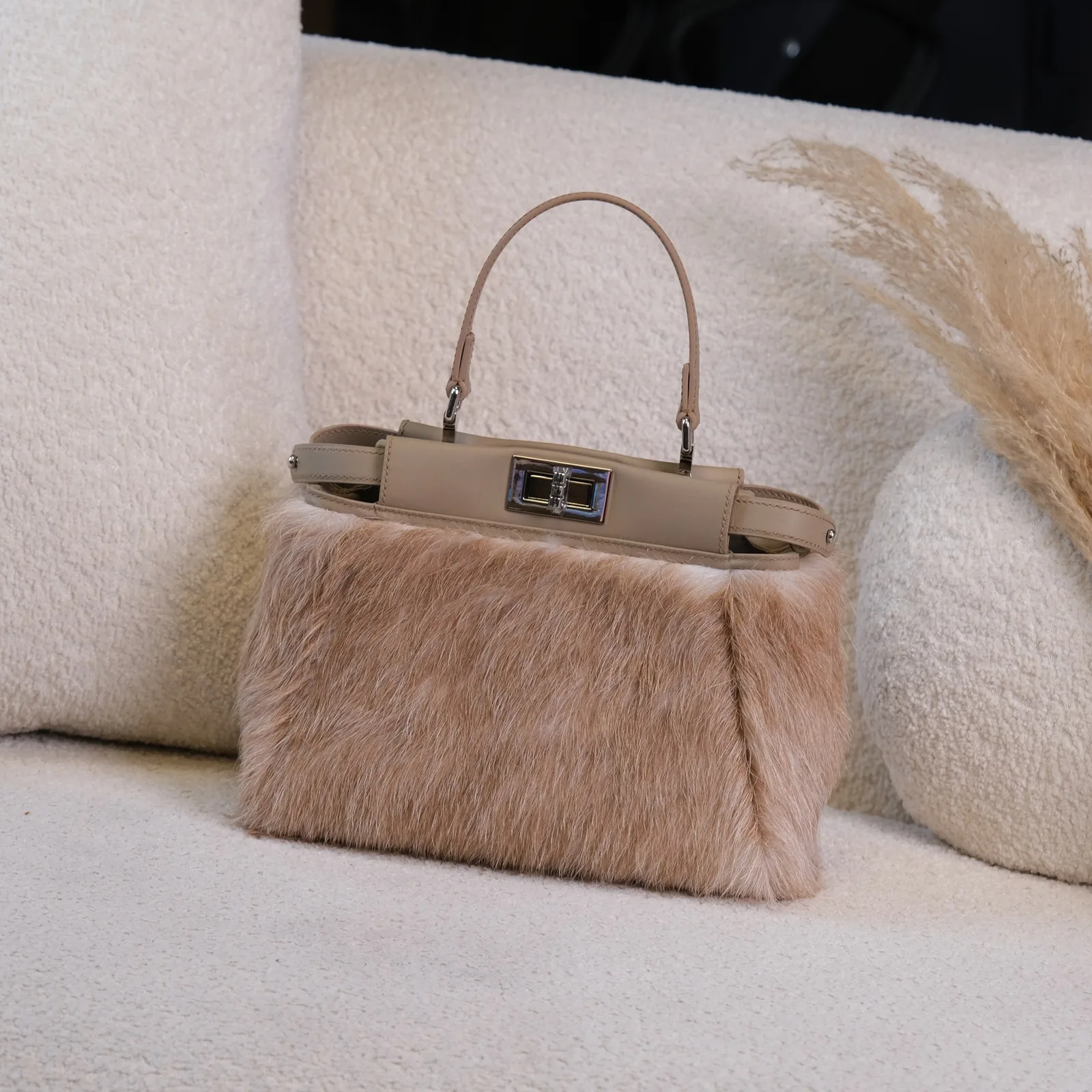 Ảnh Lifestyle Túi xách tay da bò lông màu beige phối da trơn khoá xoay - Koi Leather