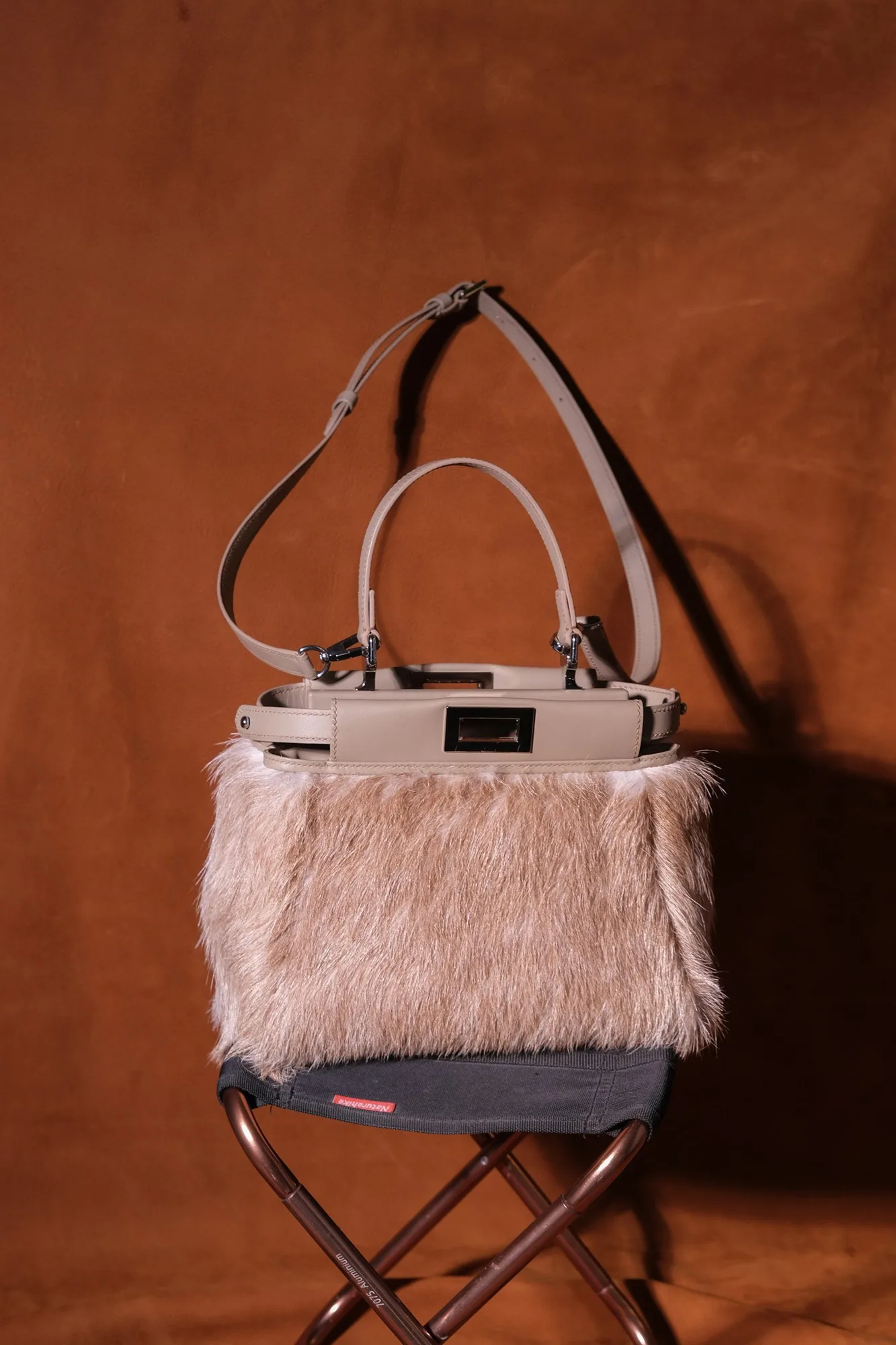 Ảnh Studio Túi xách tay da bò lông màu beige phối da trơn khoá xoay - Koi Leather