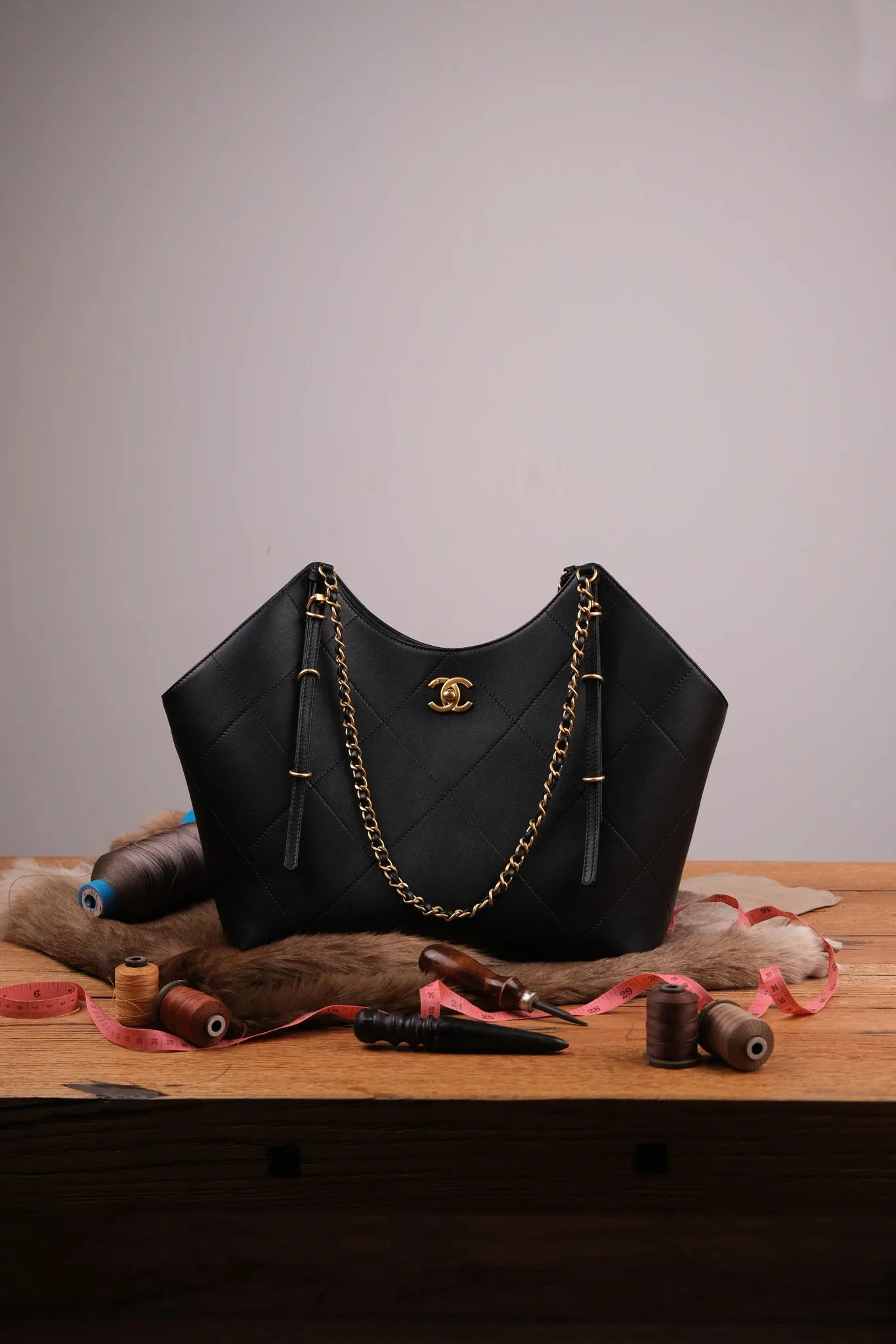 Ảnh Studio Túi Tote Da Bò Ý – Quai Da Phối Xích – Đen - Koi Leather