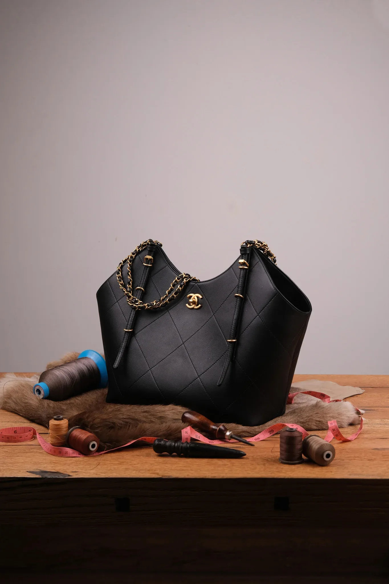 Ảnh Studio Túi Tote Da Bò Ý – Quai Da Phối Xích – Đen - KOI Leather