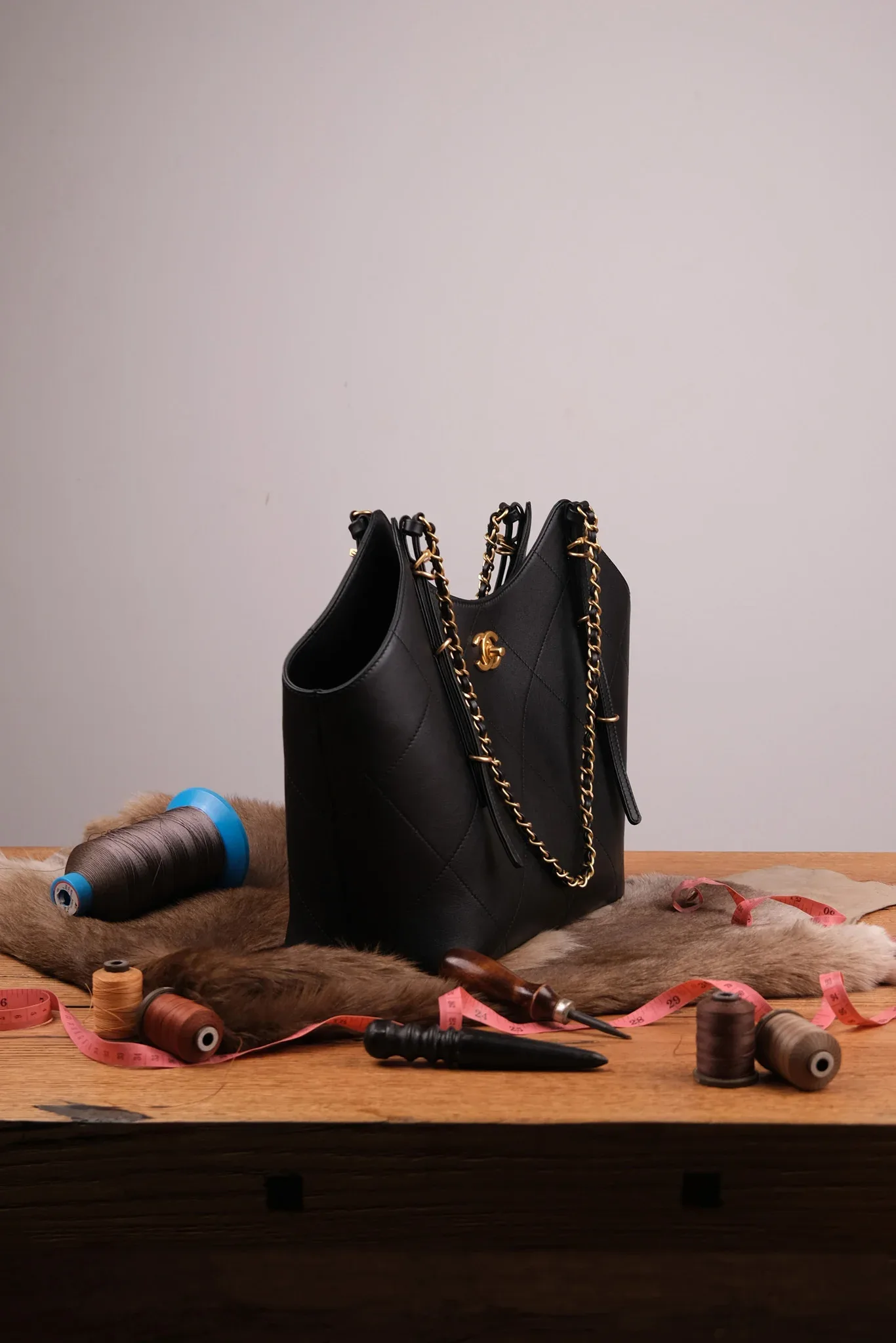 Ảnh Studio Túi Tote Da Bò Ý – Quai Da Phối Xích – Đen - KOI Leather