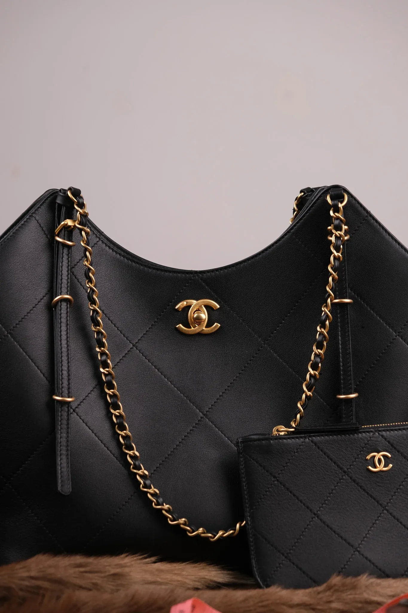 Ảnh Studio Túi Tote Da Bò Ý – Quai Da Phối Xích – Đen - KOI Leather