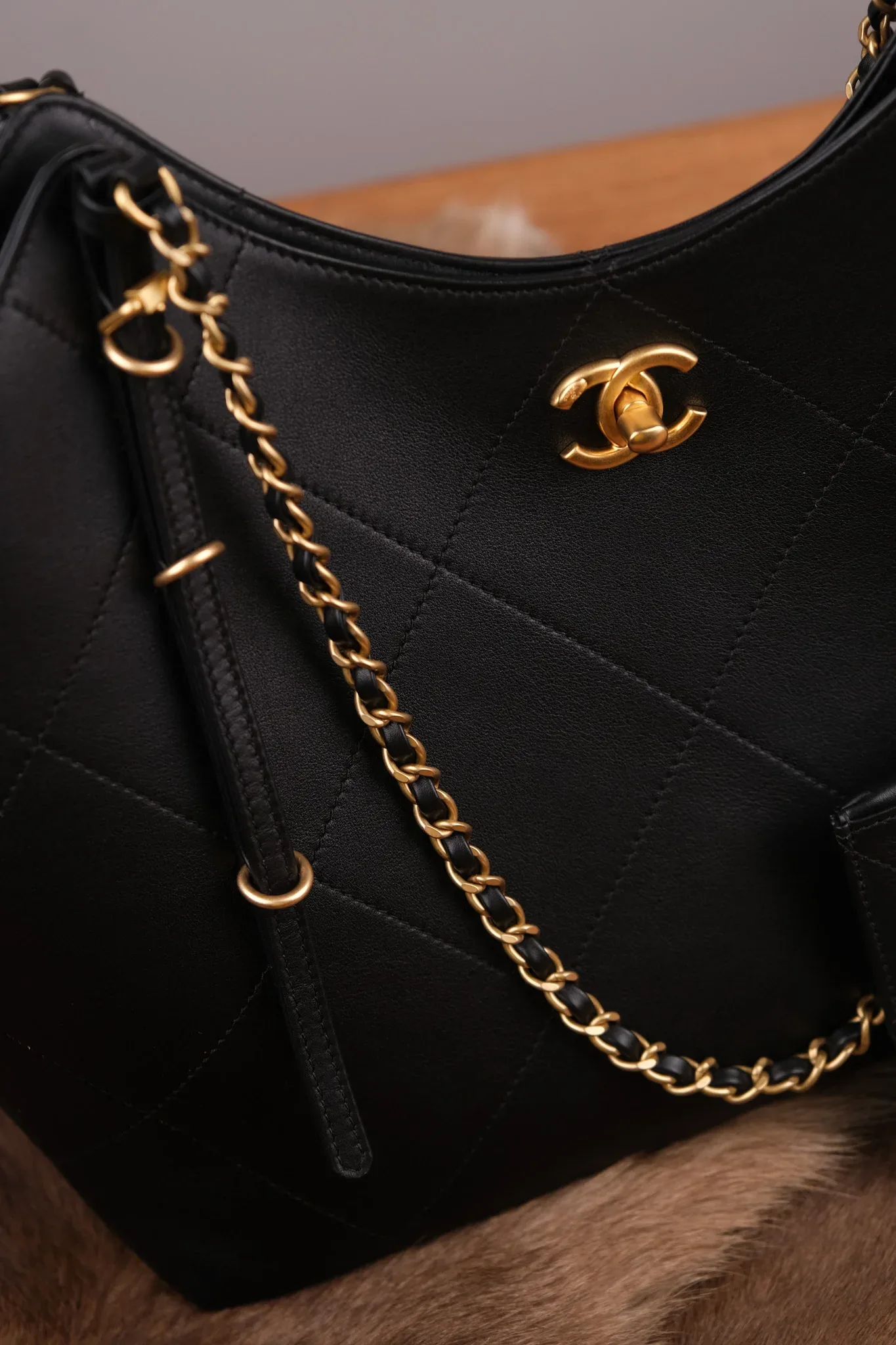 Ảnh Studio Túi Tote Da Bò Ý – Quai Da Phối Xích – Đen - KOI Leather