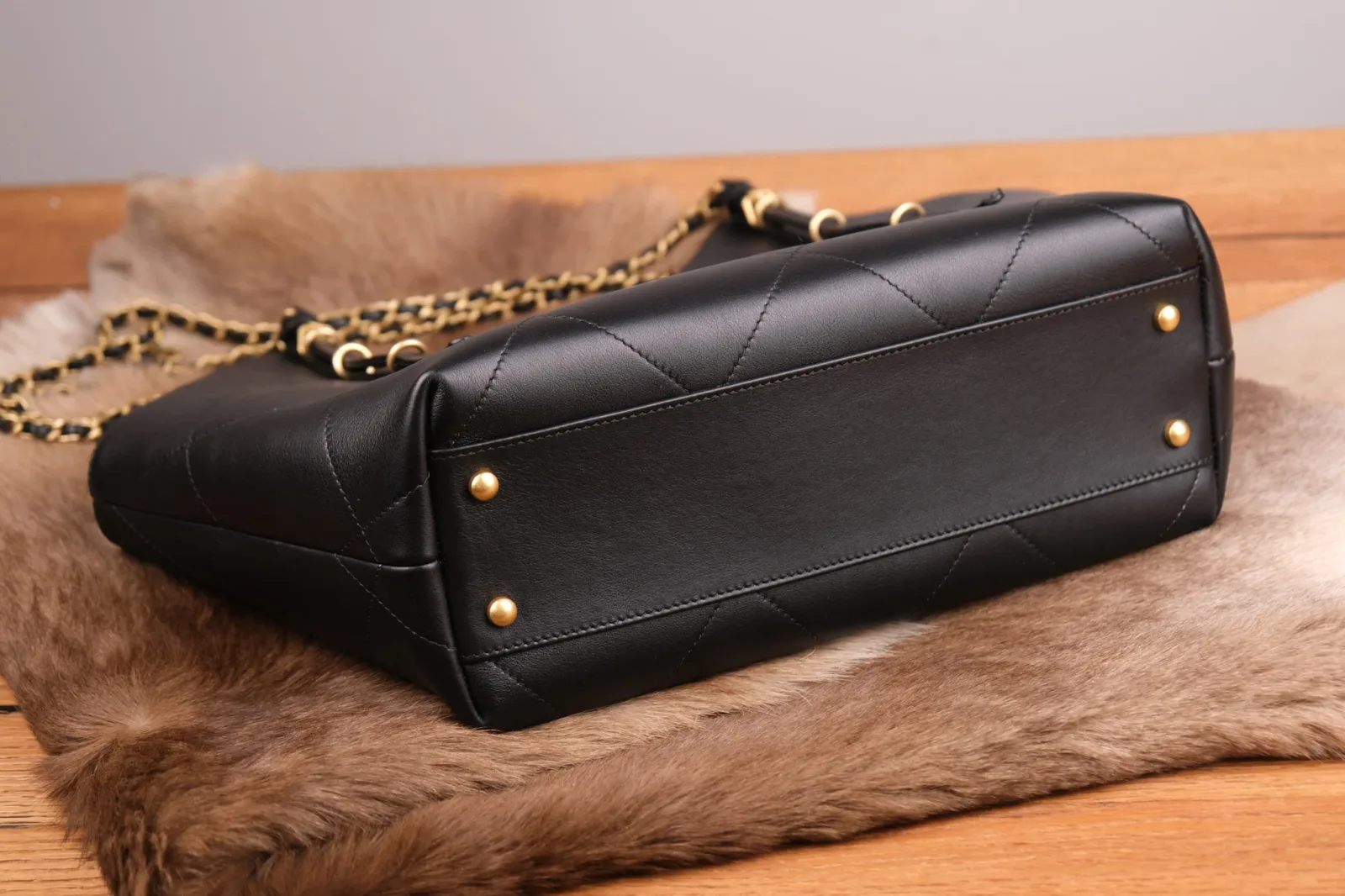 Ảnh Studio Túi Tote Da Bò Ý – Quai Da Phối Xích – Đen - KOI Leather