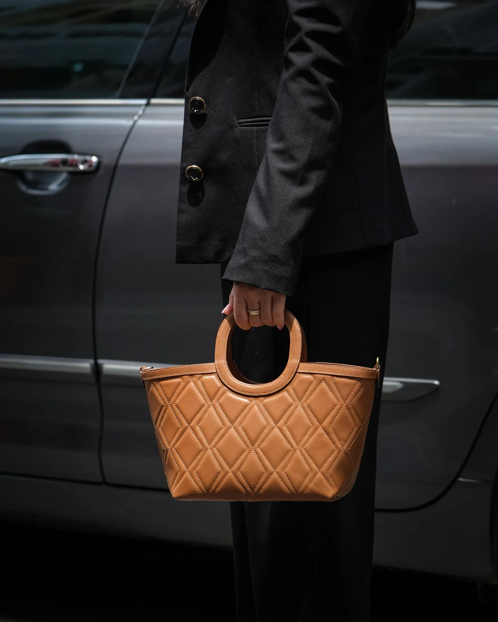 Ảnh Lifestyle Túi Revu da bò chần trám màu vàng bò quai tròn - Koi Leather