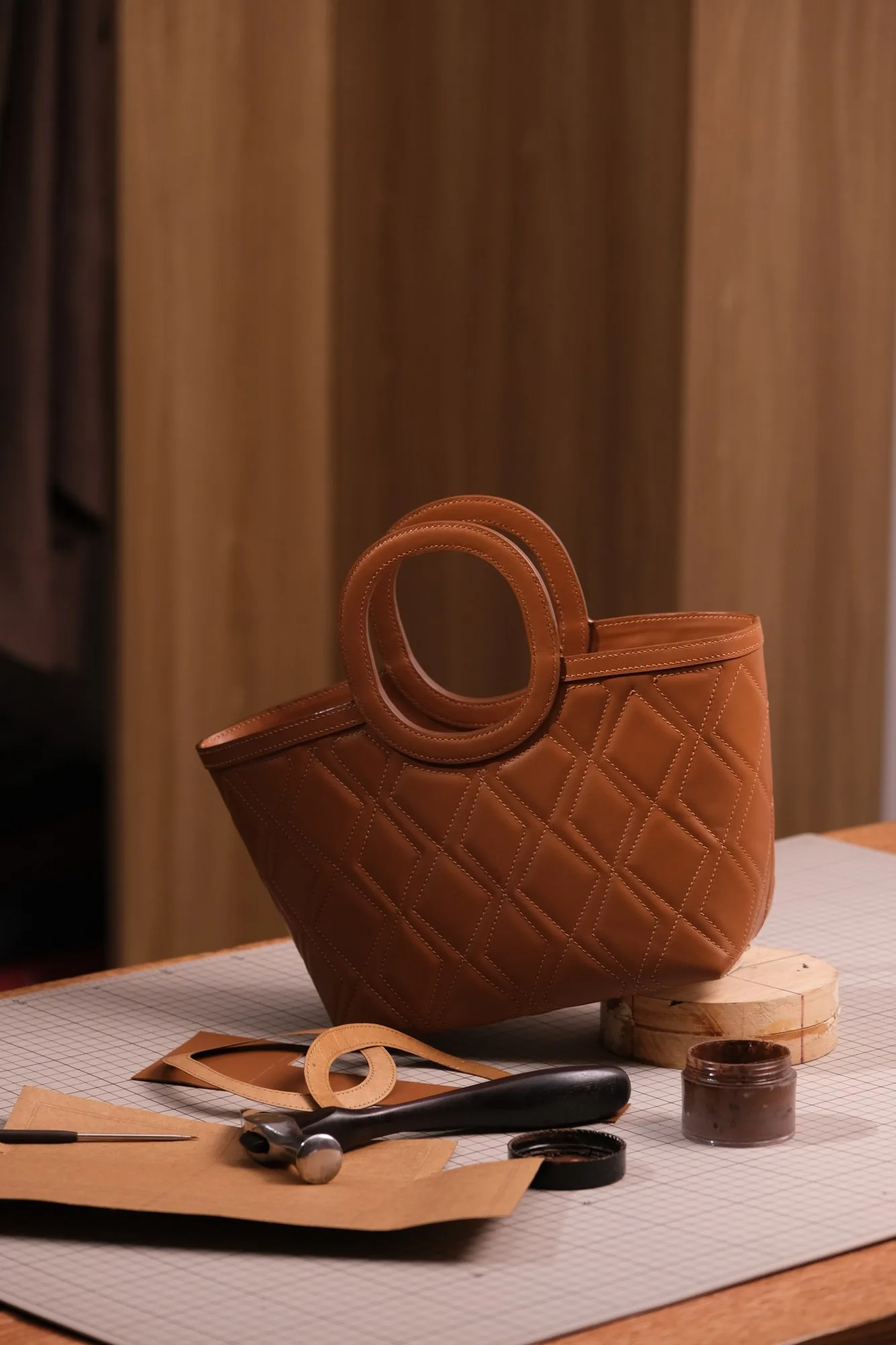 Ảnh Chế tác Túi Revu da bò chần trám màu vàng bò quai tròn - Koi Leather