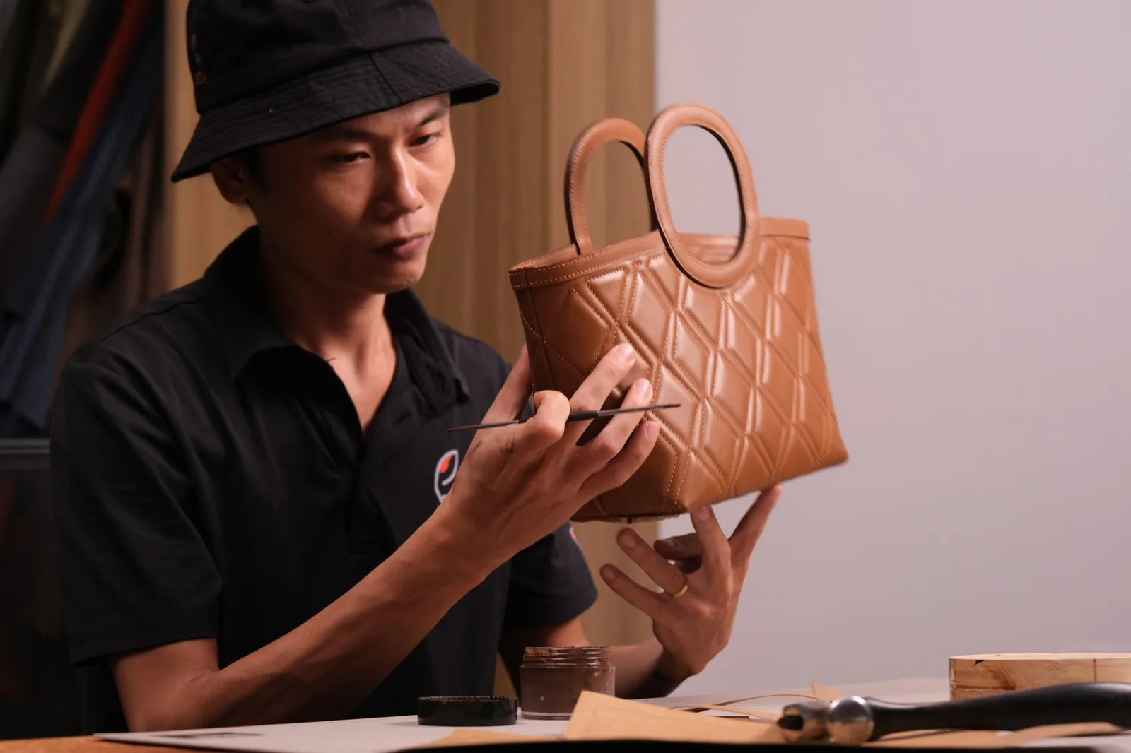 Ảnh Chế tác Túi Revu da bò chần trám màu vàng bò quai tròn - Koi Leather
