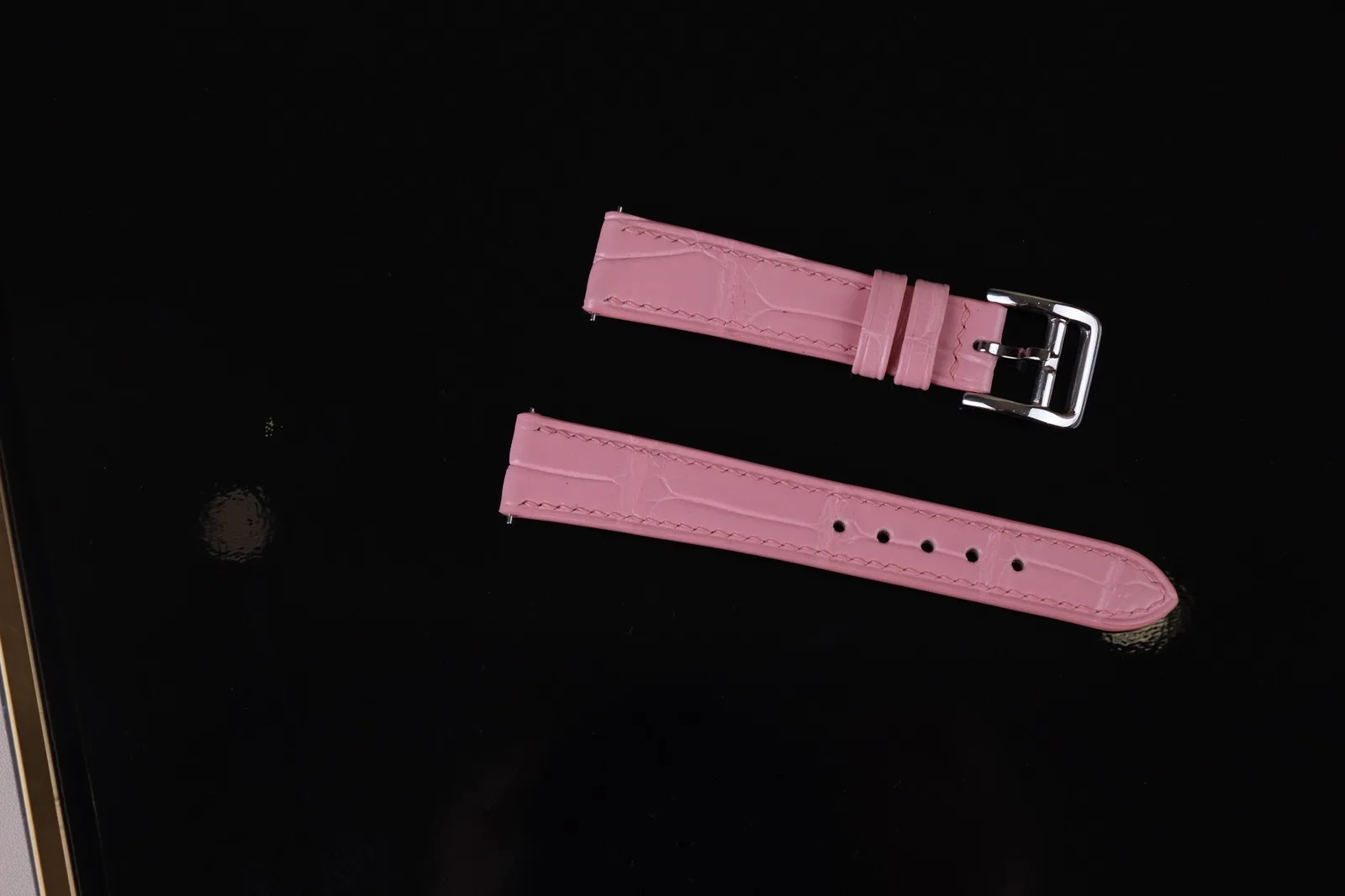 Ảnh Studio Dây đồng hồ da cá sấu màu hồng - Koi Leather