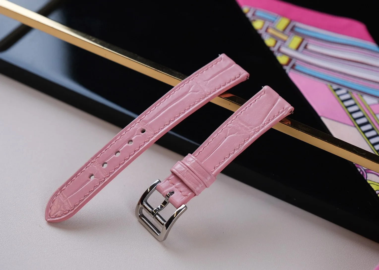 Ảnh Studio Dây đồng hồ da cá sấu màu hồng - Koi Leather