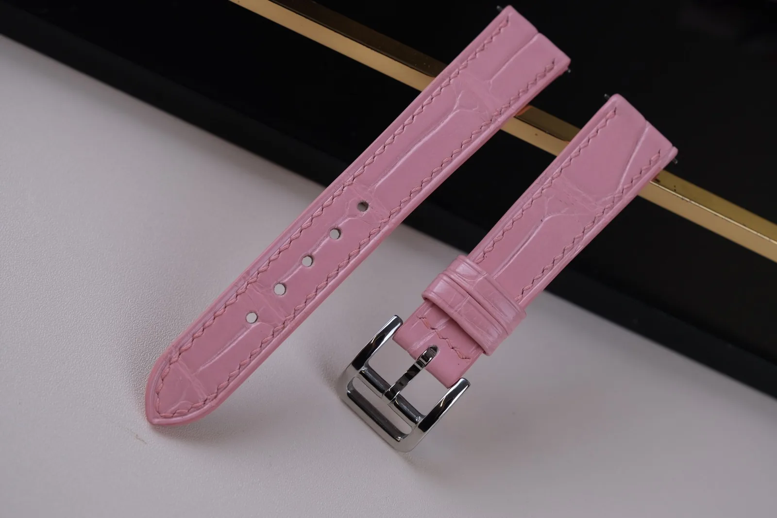 Ảnh Studio Dây đồng hồ da cá sấu màu hồng - Koi Leather