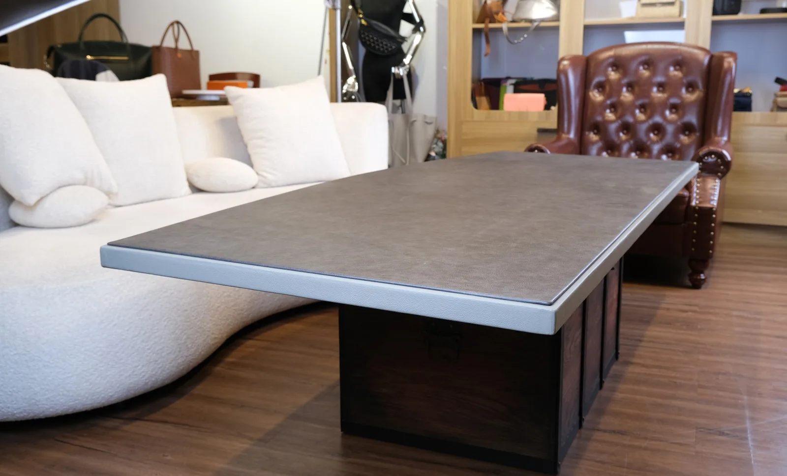 Ảnh Lifestyle Bàn làm việc văn phòng bọc da bò màu xám Etain - Koi Leather