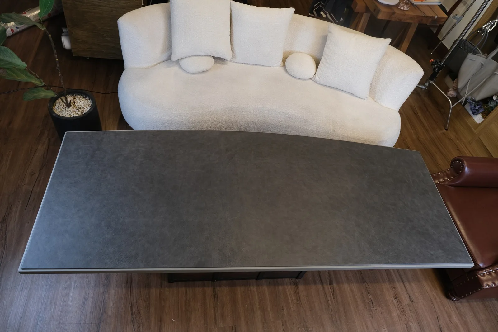 Ảnh Lifestyle Bàn làm việc văn phòng bọc da bò màu xám Etain - Koi Leather