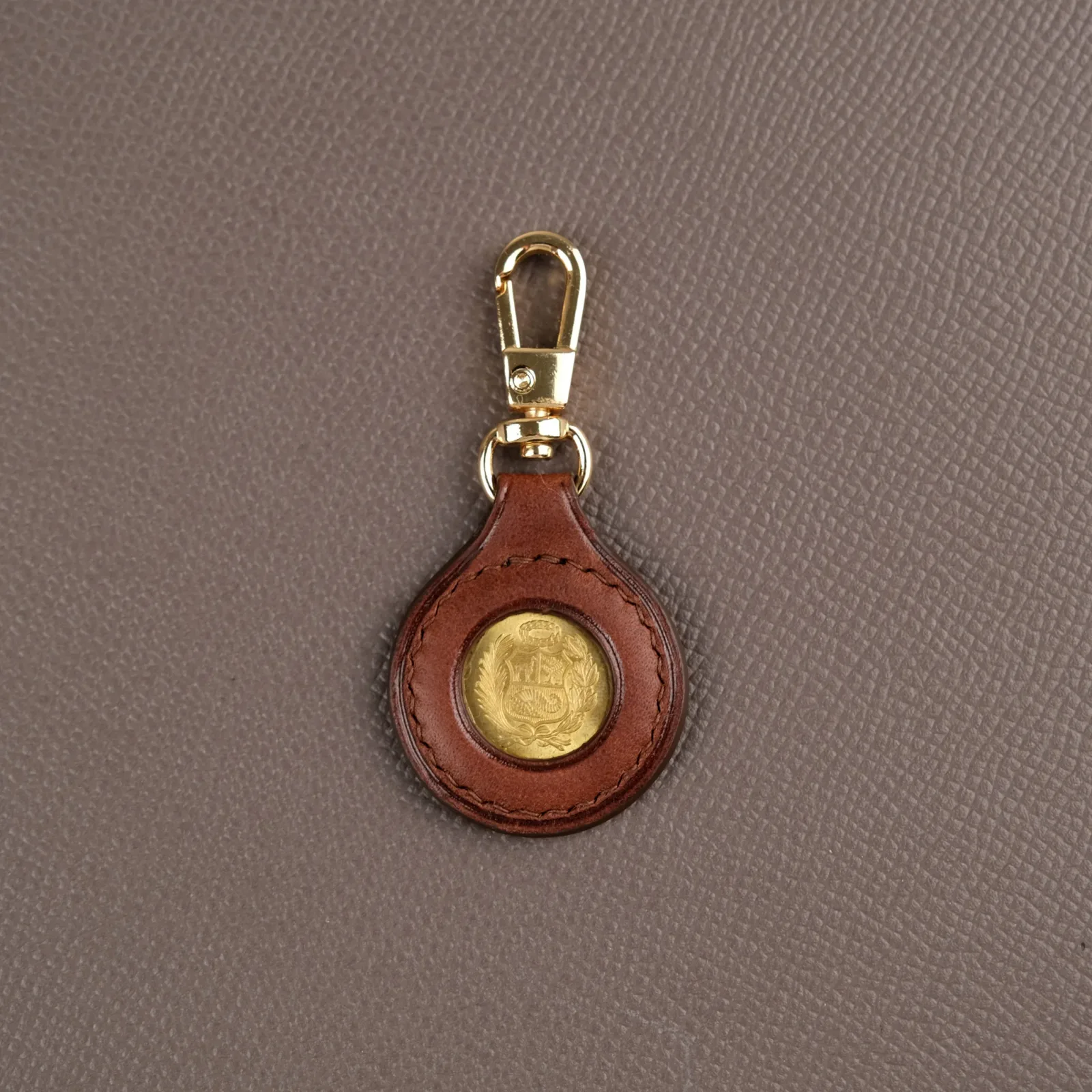Ảnh Studio Charm đồng xu - Koi Leather