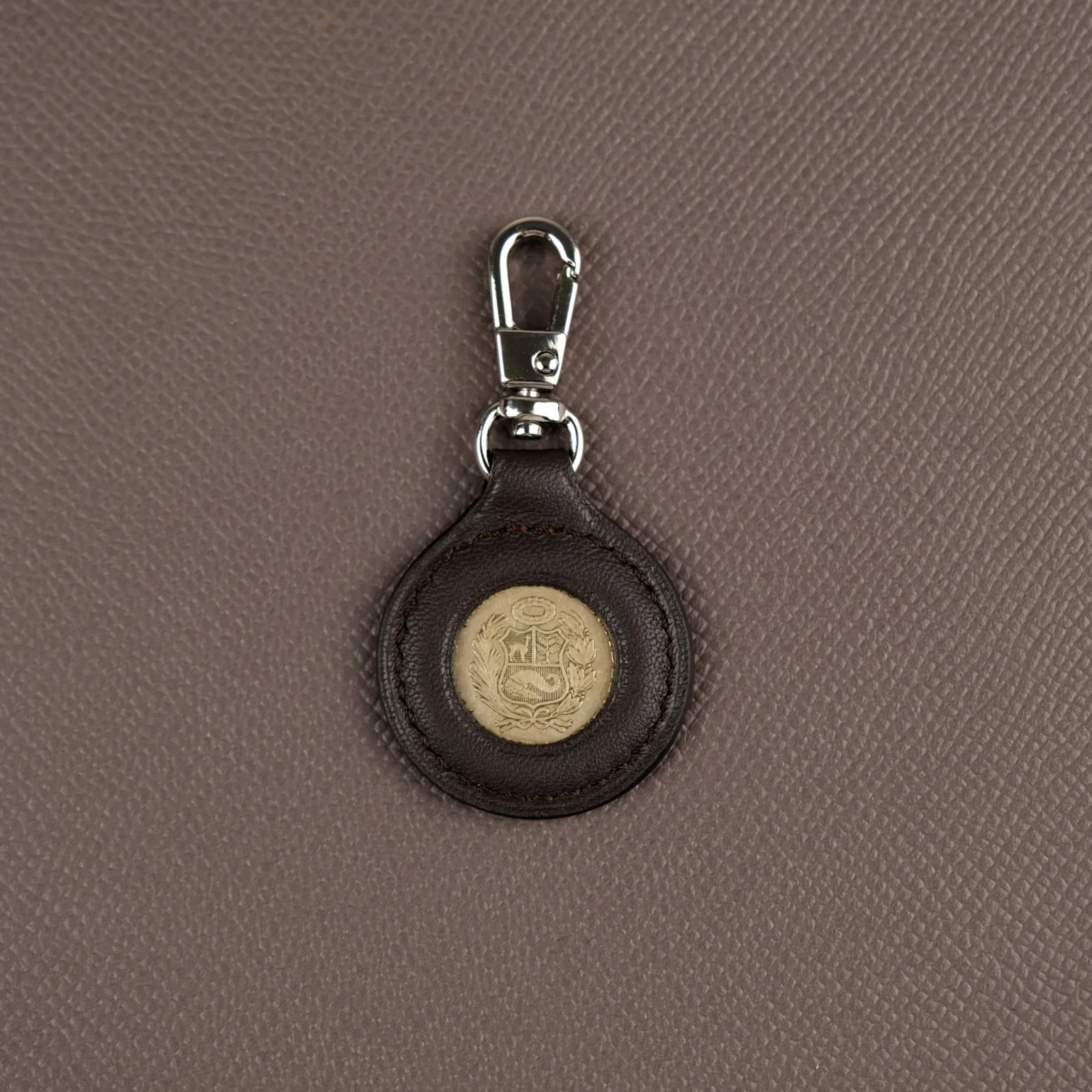 Ảnh Studio Charm đồng xu - Koi Leather