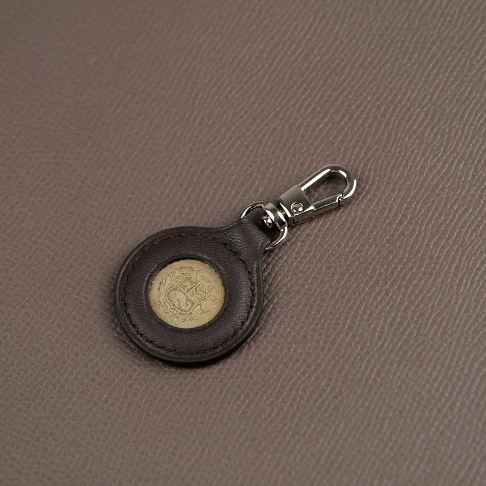 Ảnh Studio Charm đồng xu - Koi Leather
