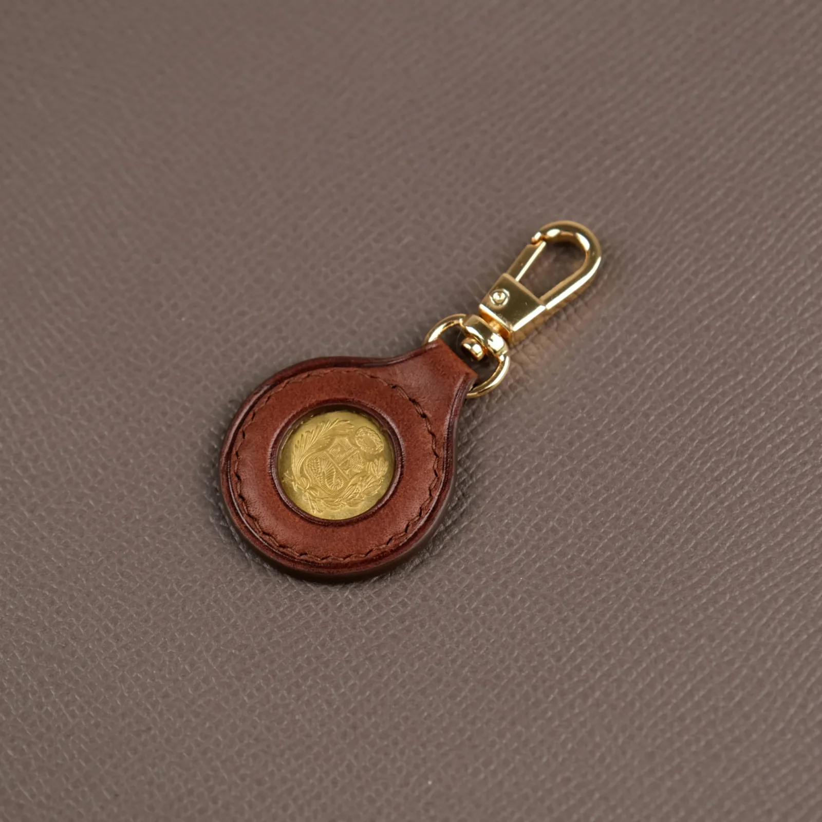 Ảnh Studio Charm đồng xu - Koi Leather