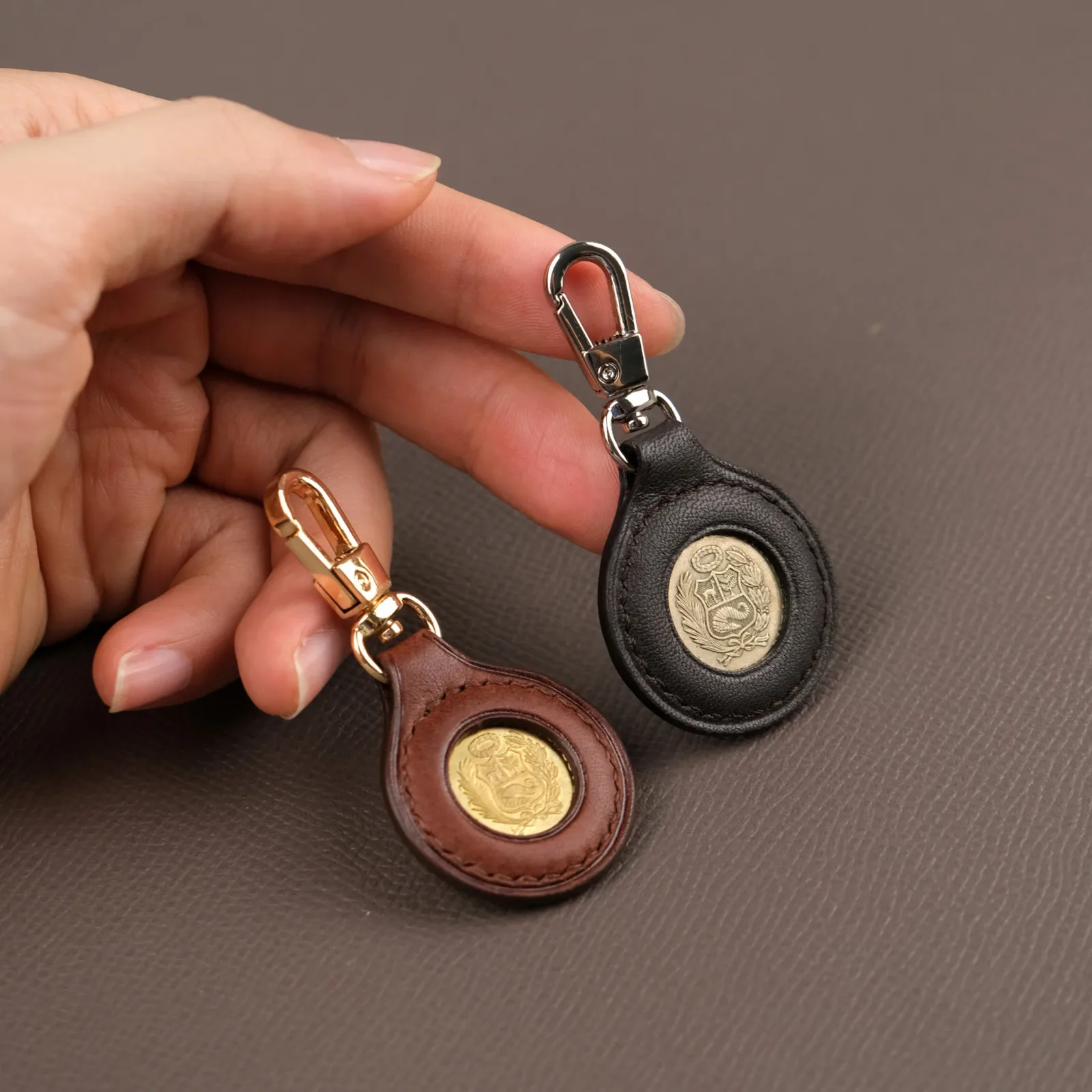 Ảnh Studio Charm đồng xu - Koi Leather