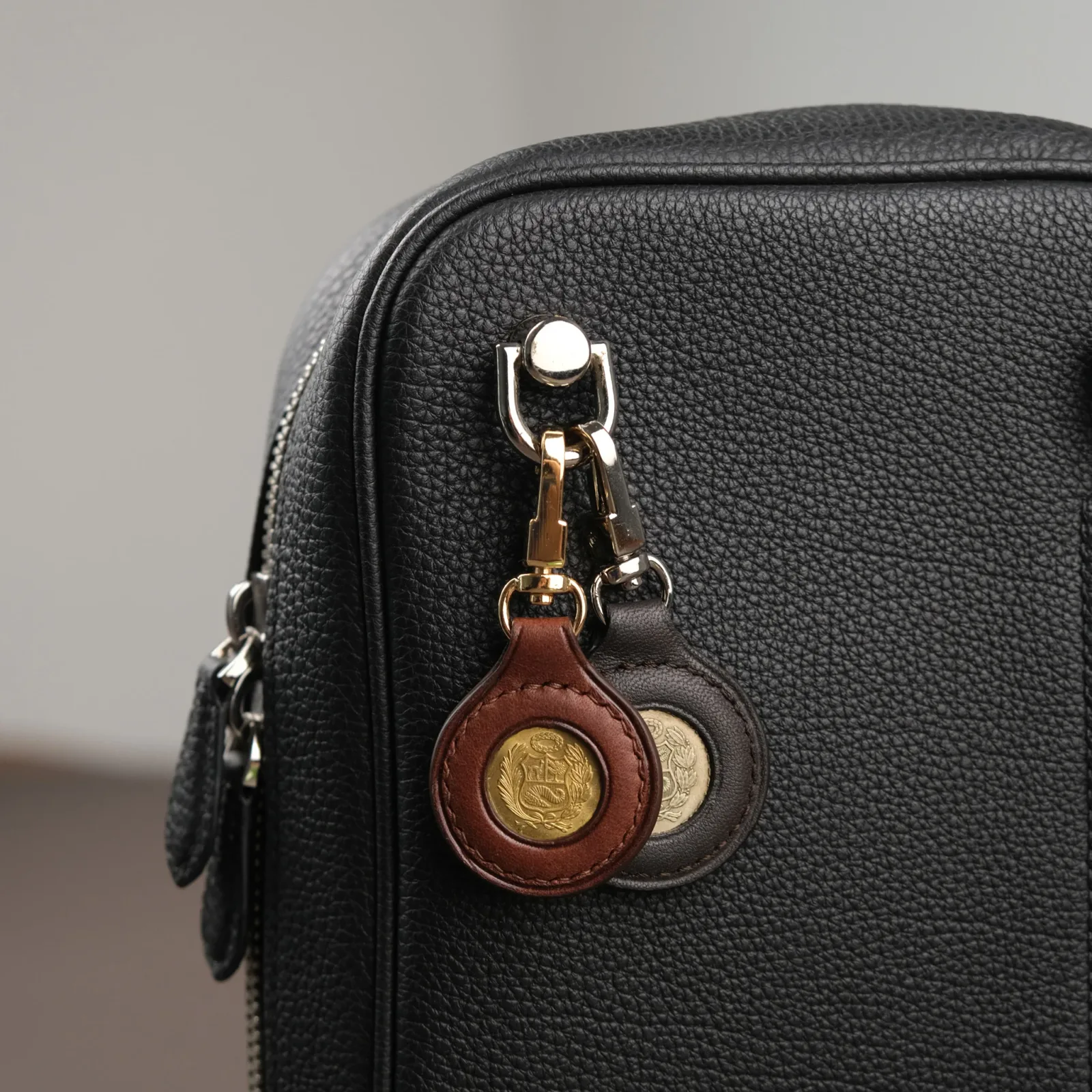 Ảnh Studio Charm đồng xu - Koi Leather