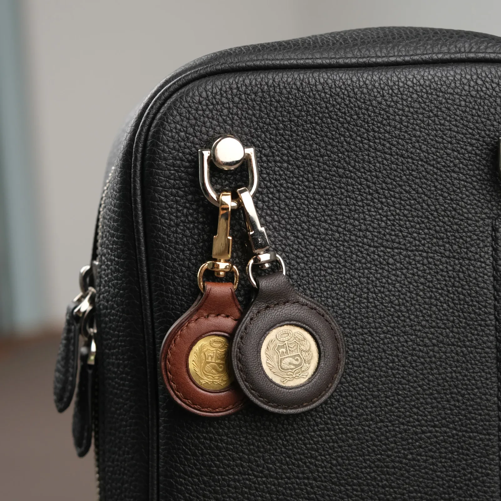 Ảnh Studio Charm đồng xu - Koi Leather
