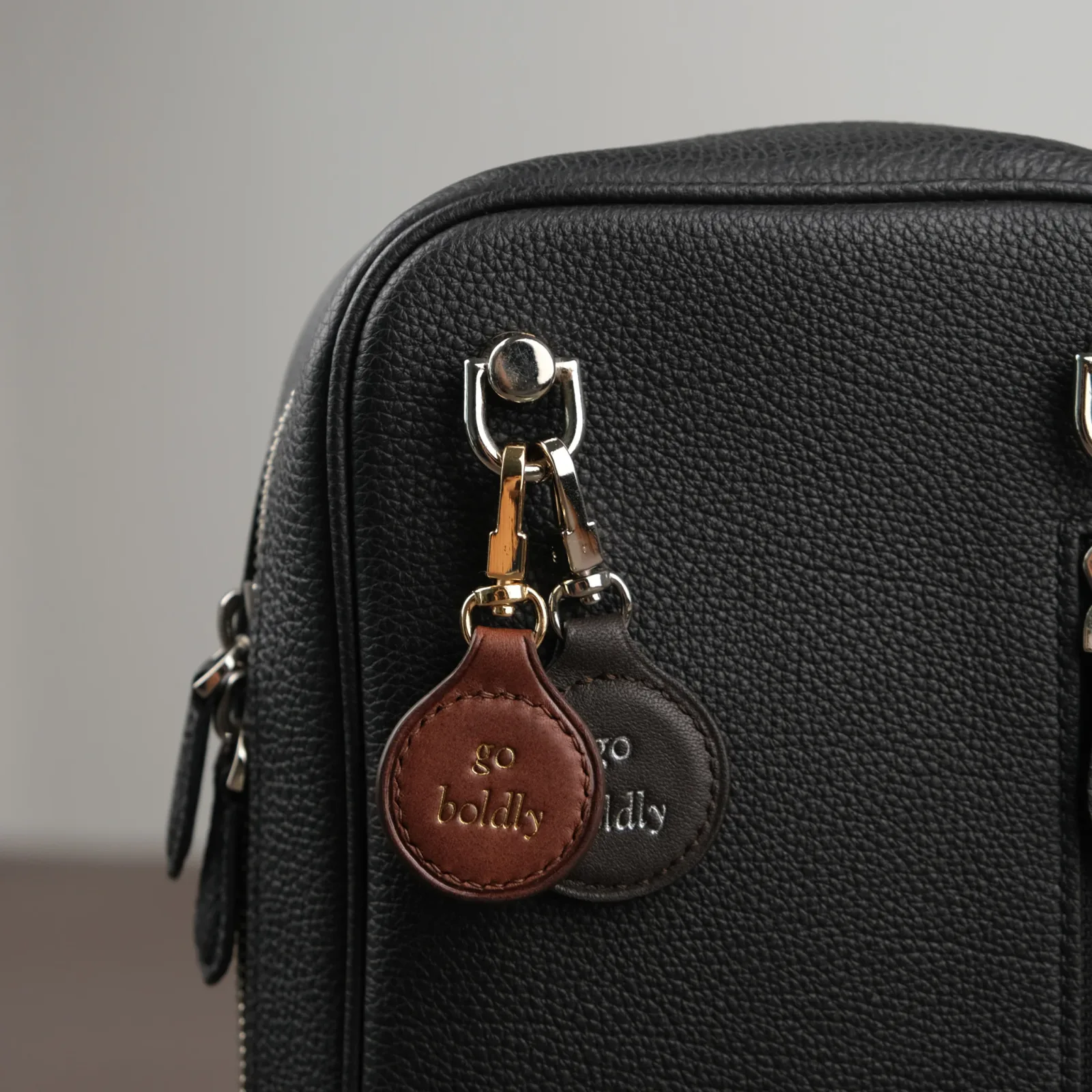 Ảnh Studio Charm đồng xu - Koi Leather