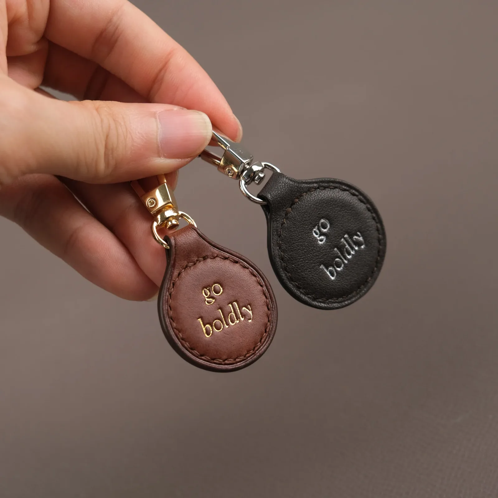 Ảnh Studio Charm đồng xu - Koi Leather