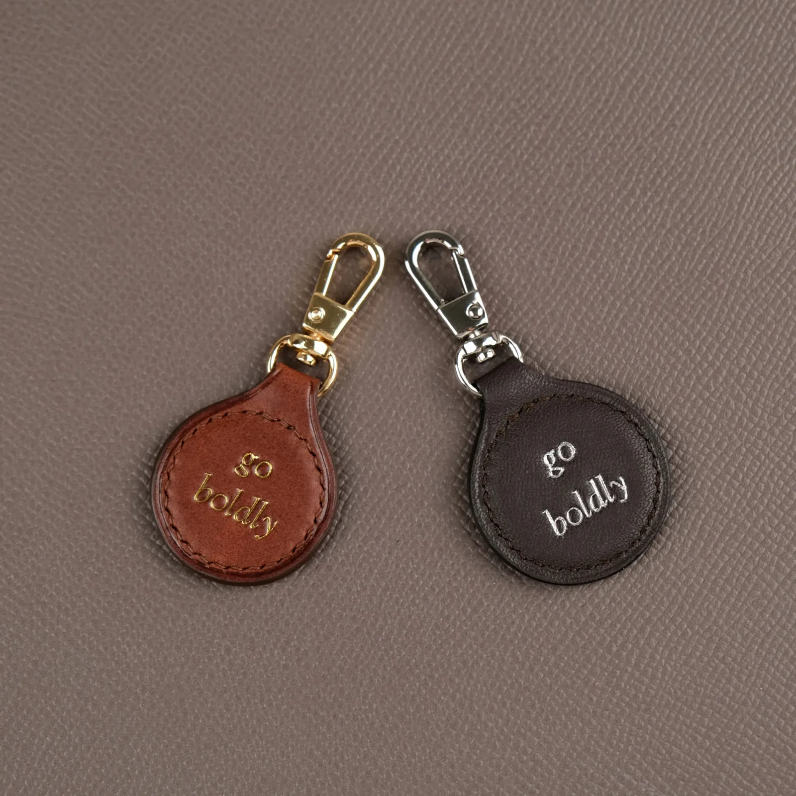 Ảnh Studio Charm đồng xu - Koi Leather