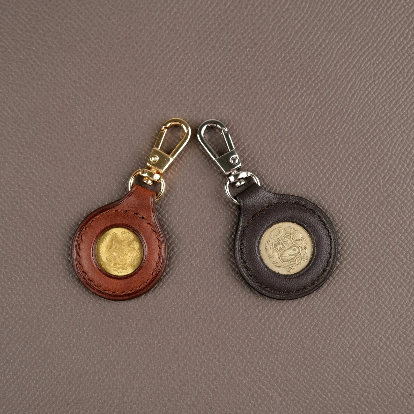 Ảnh Studio Charm đồng xu - Koi Leather