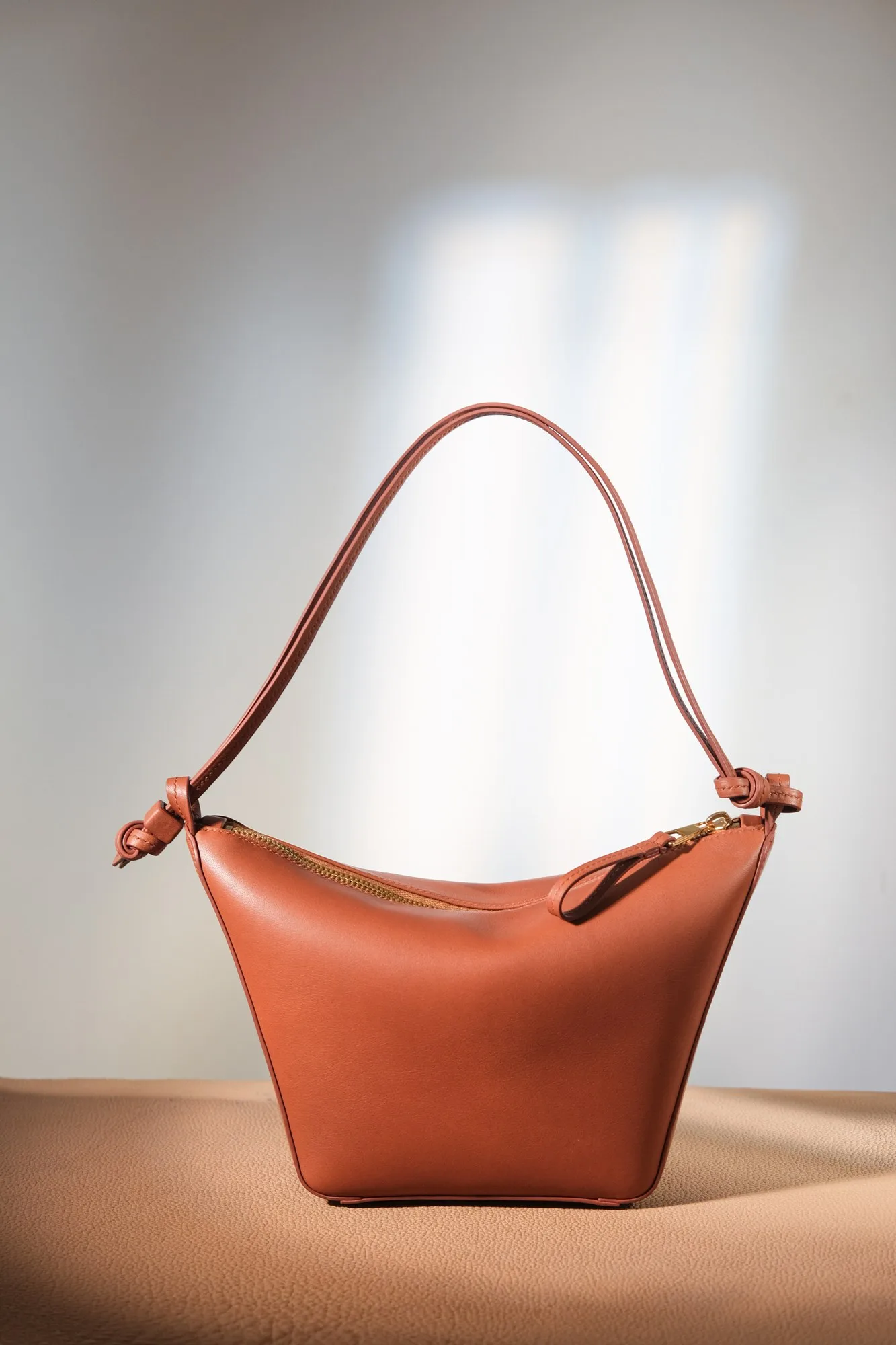 Ảnh Studio Túi hobo da bò màu nâu vàng quai thắt nút - Koi Leather